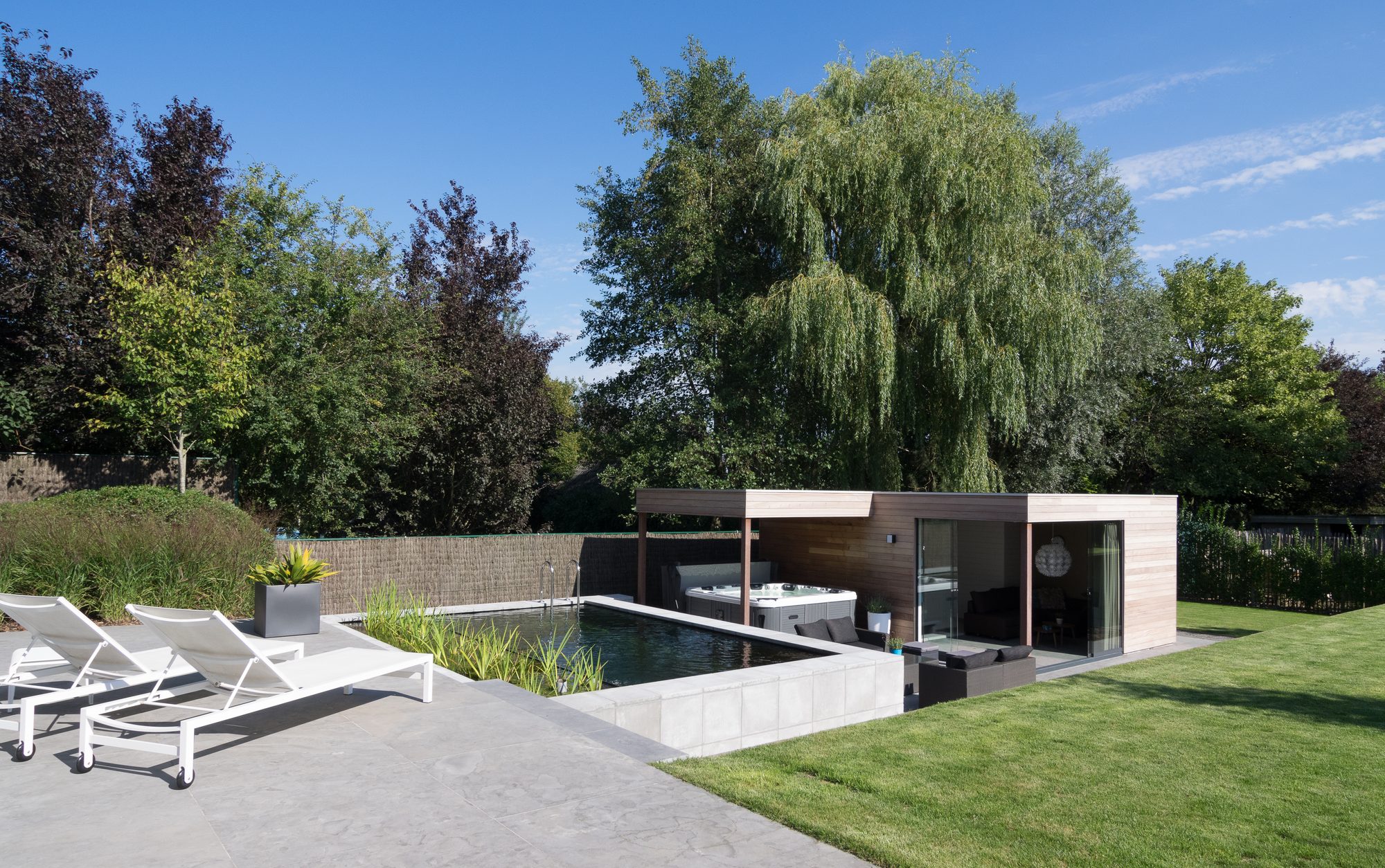 Houten poolhouse aan zwemvijver