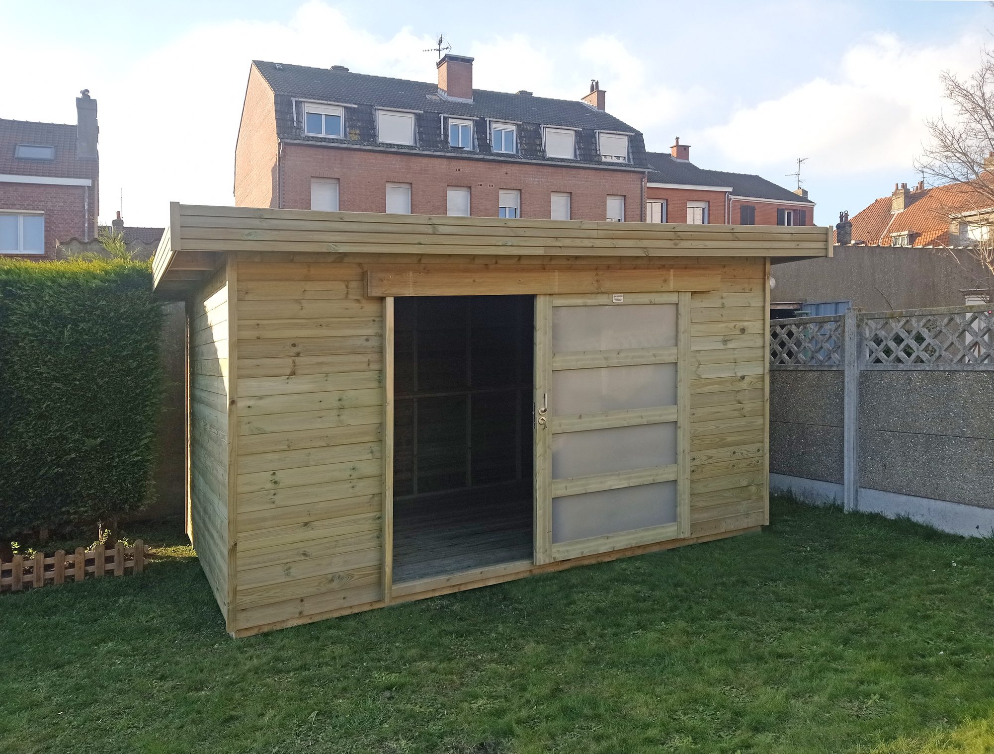 Abri de jardin moderne en bois avec porte coulissante