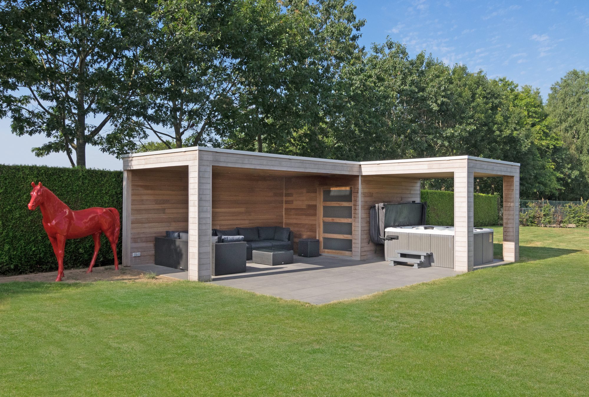 Tuinhuis met overdekt terras en jacuzzi