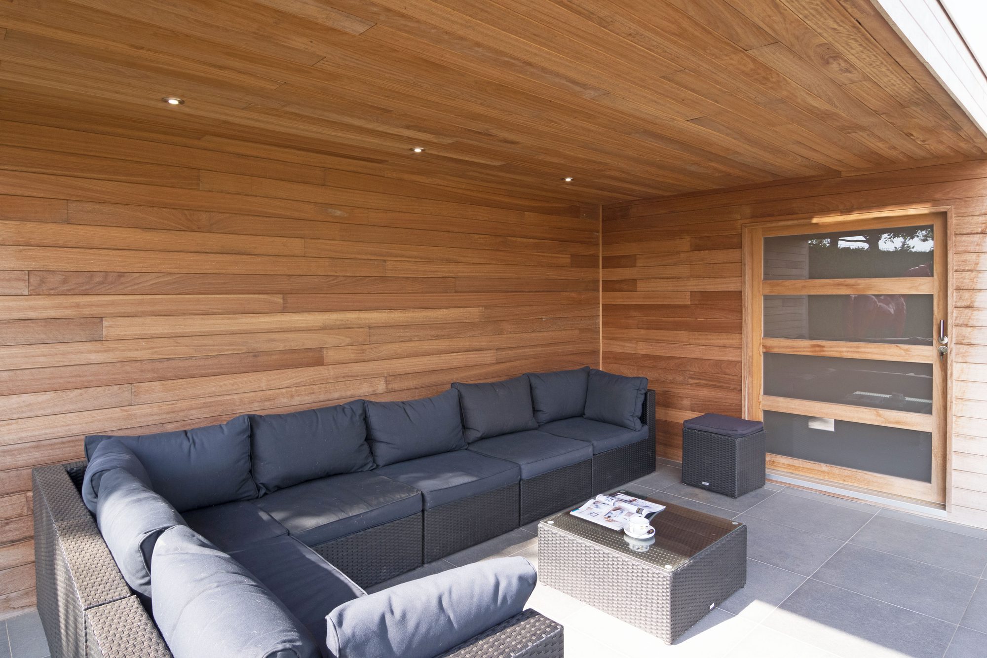 Tuinhuis met overdekte loungeruimte