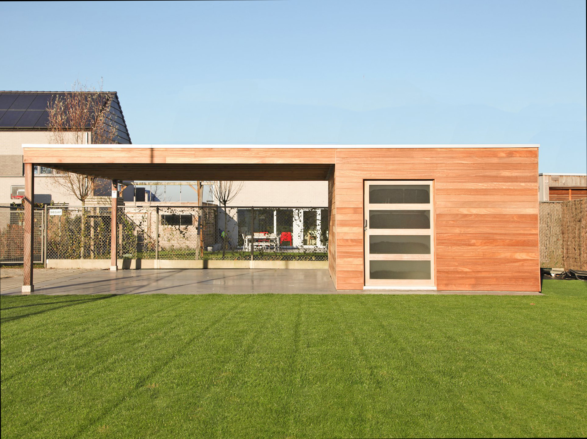 Carport met tuinhuis in tropisch hardhout