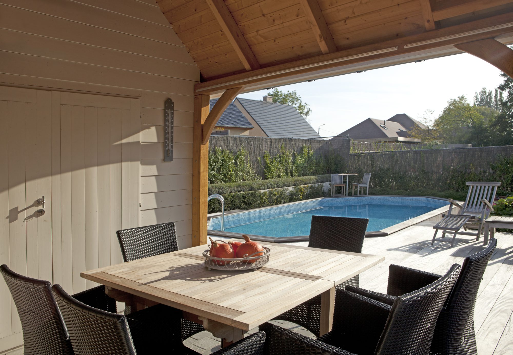 Landelijke poolhouse met overdekt terras
