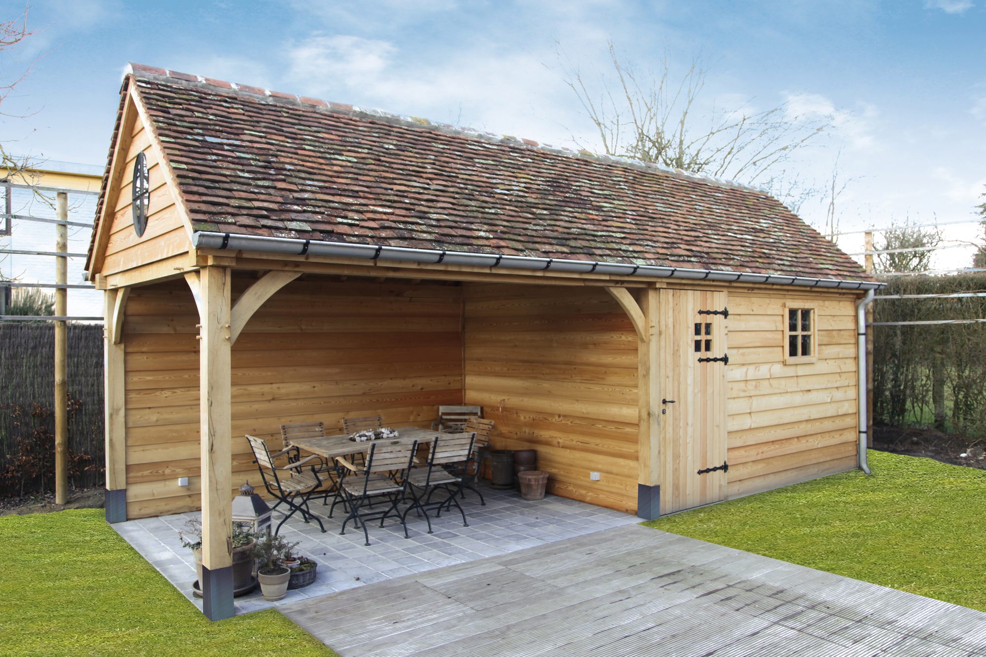 Abri de jardin cottage avec pergola et terrasse couverte