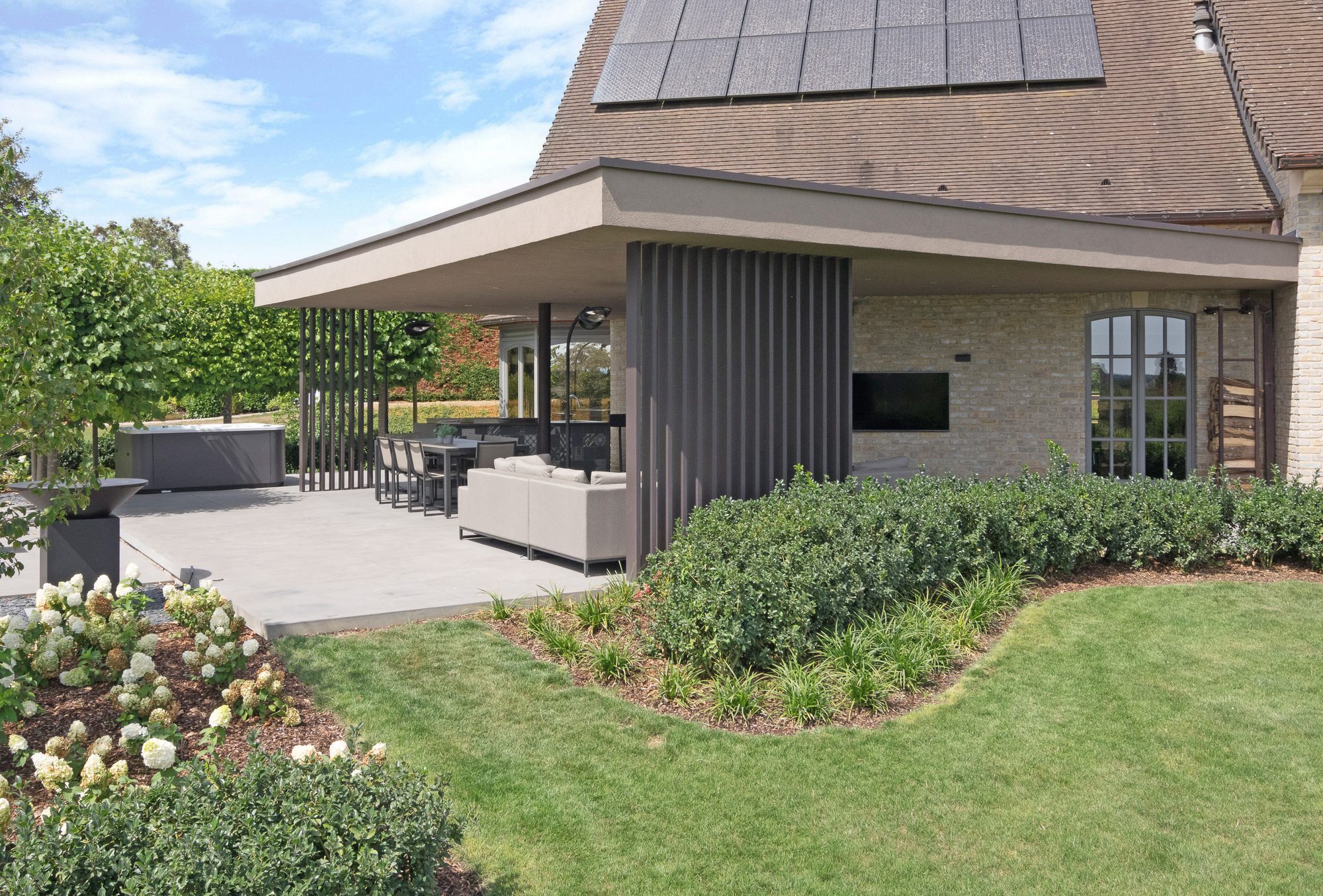 Pergola en crépi avec poteaux de soutien en aluminium
