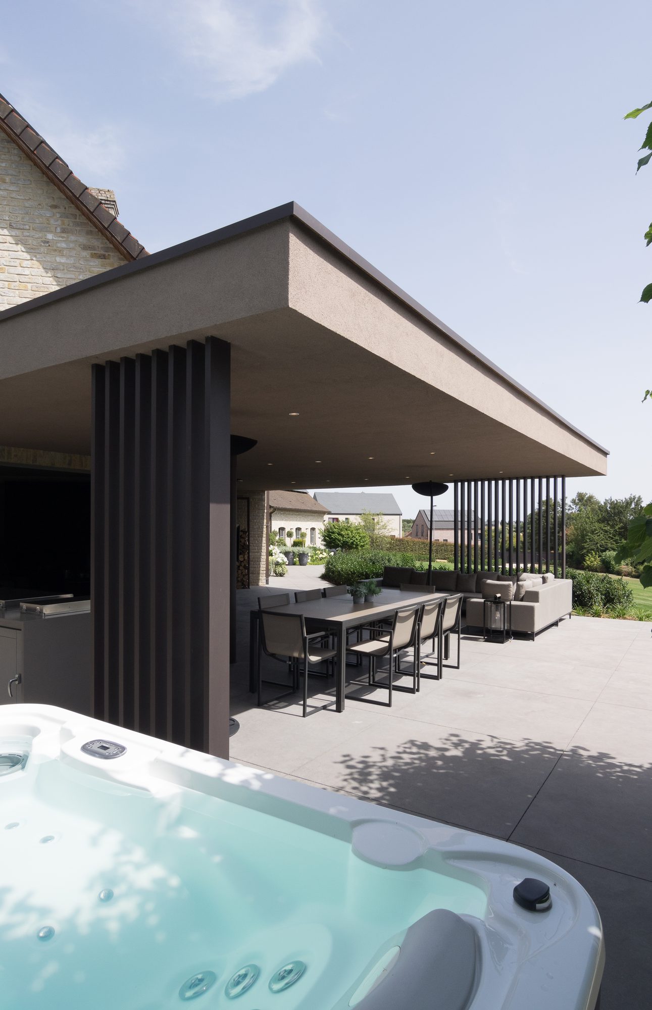 Pergola moderne en crépi avec accents en alu