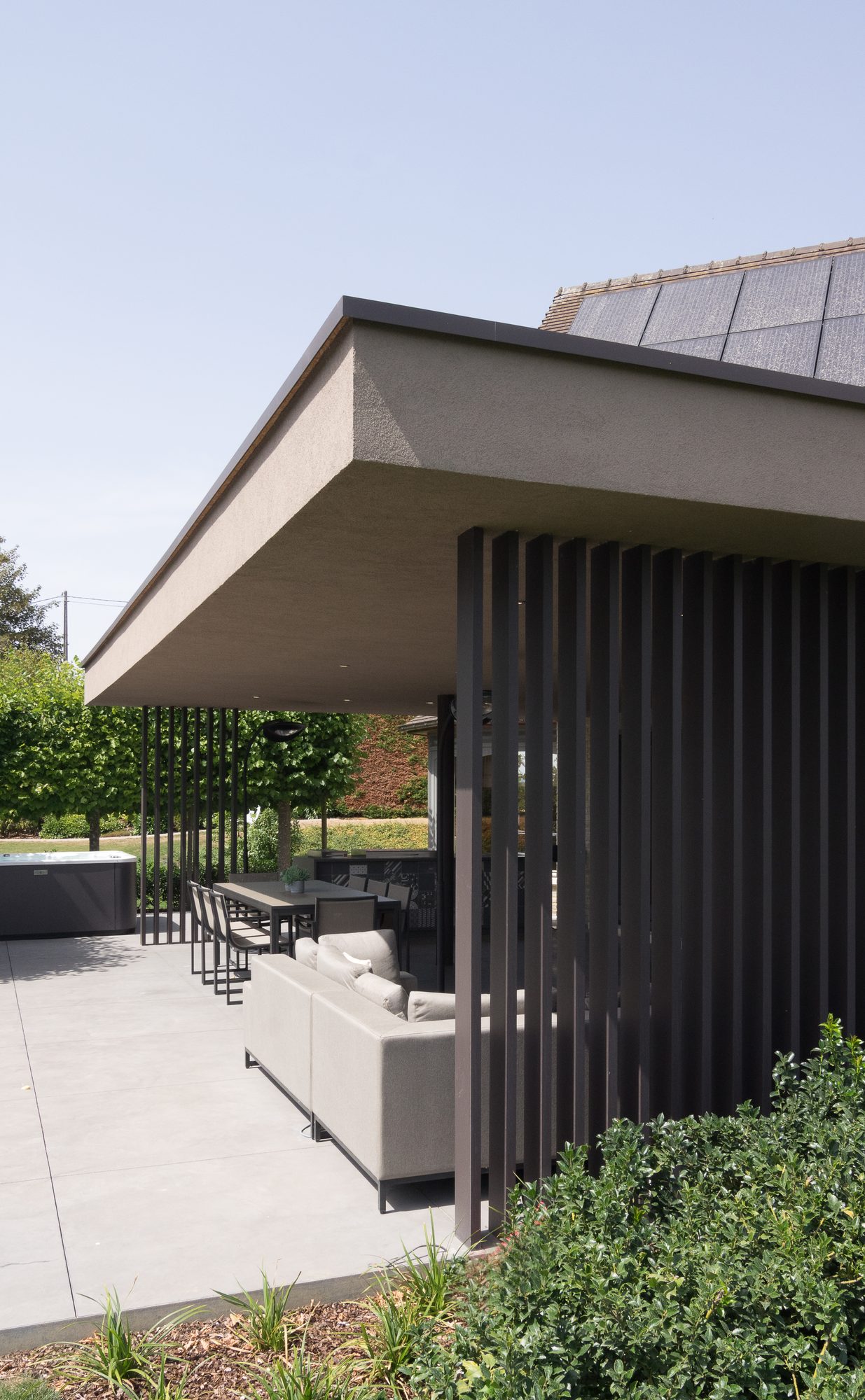 Couverture de terrasse en crépi avec poteaux de soutien en aluminium