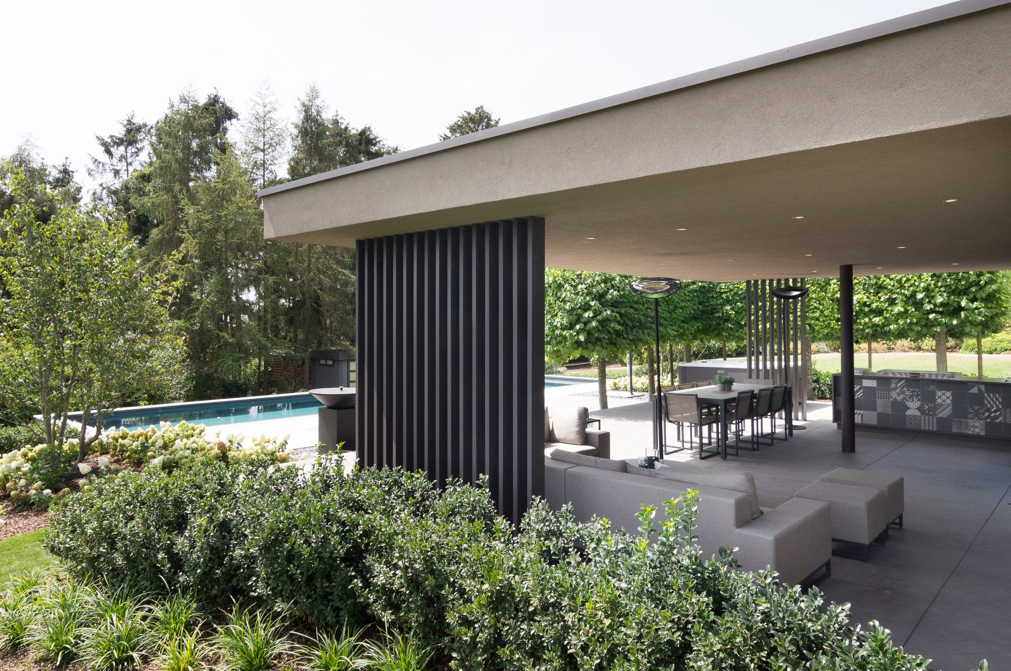 Auvent moderne en crépi avec poteaux en aluminium