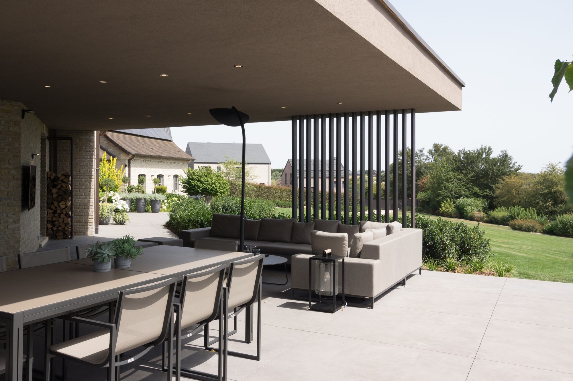 Pergola en crépi avec poteaux de soutien en aluminium