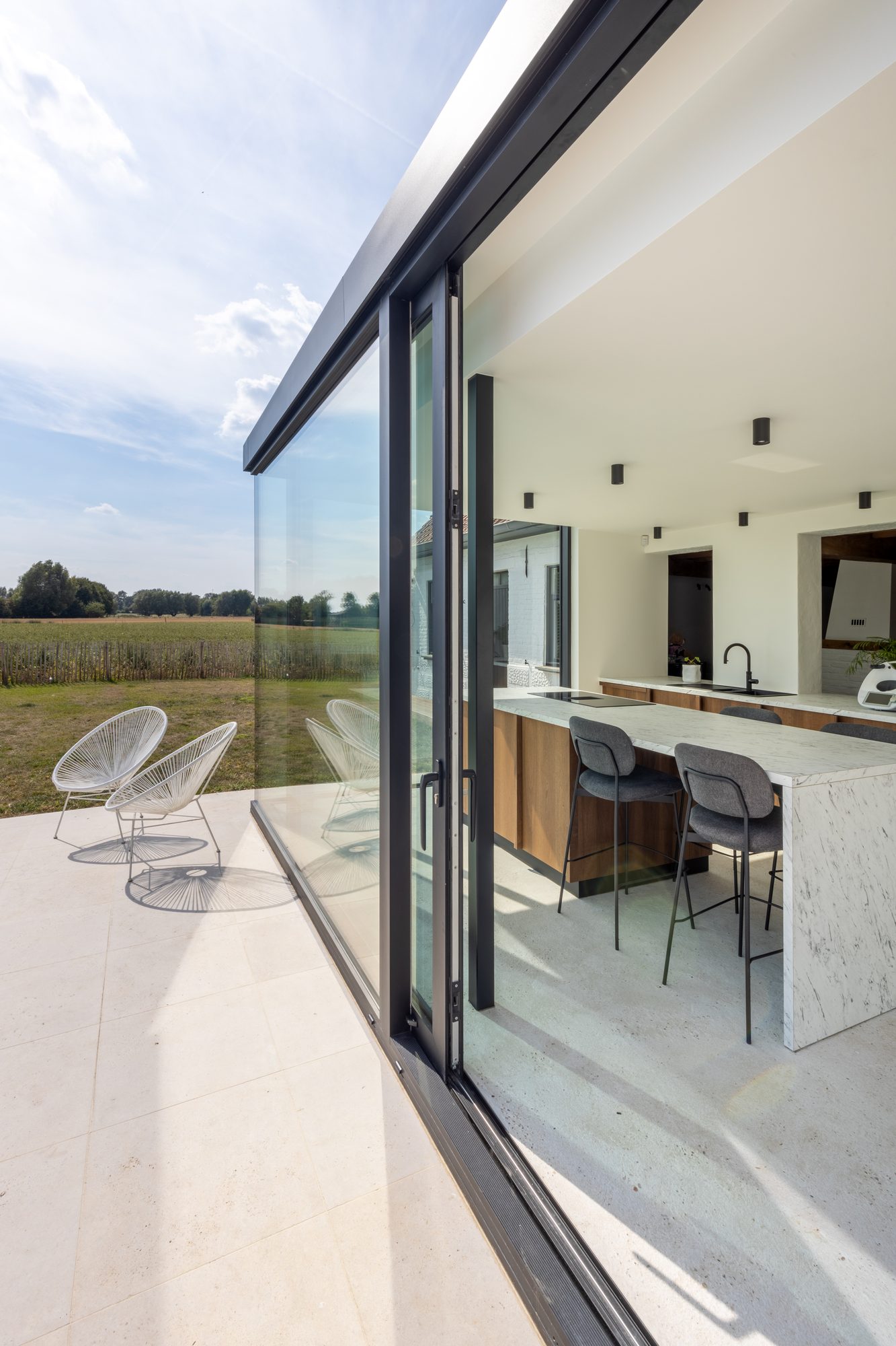 Atrium uitbouw met schuiframen