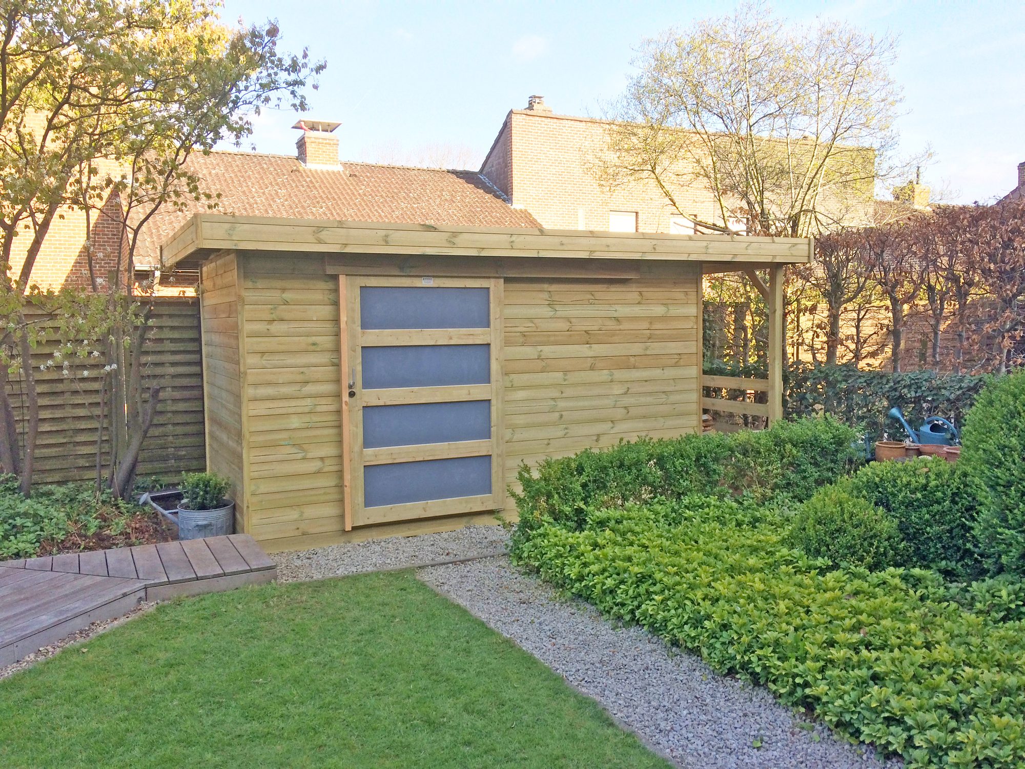 Abri de jardin moderne avec porte coulissante et bûcher