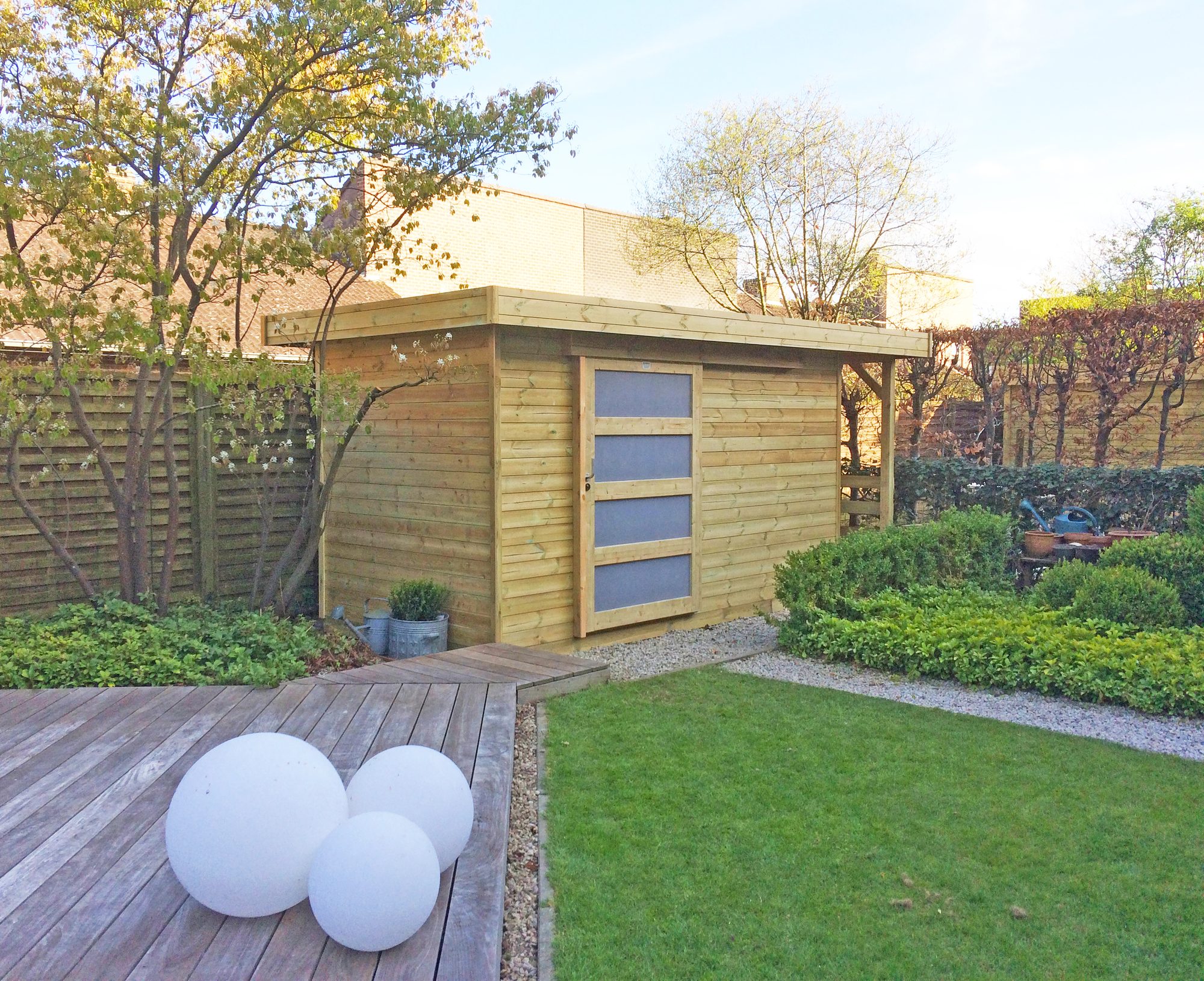 Abri de jardin moderne avec porte coulissante et bûcher