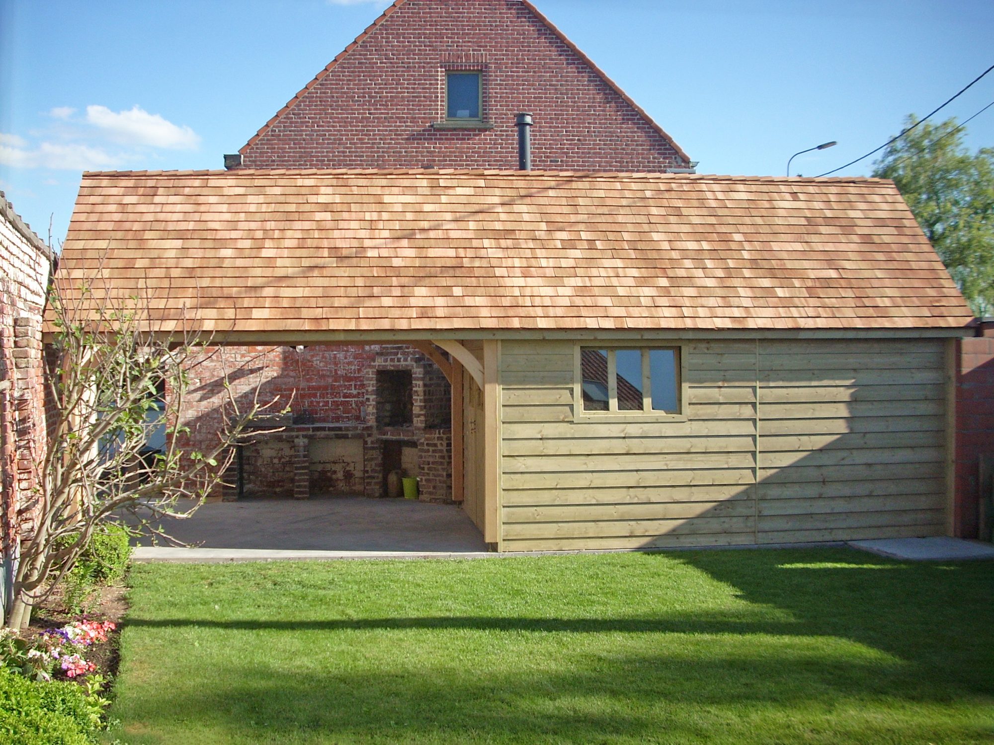 Cottage avec auvent et abri