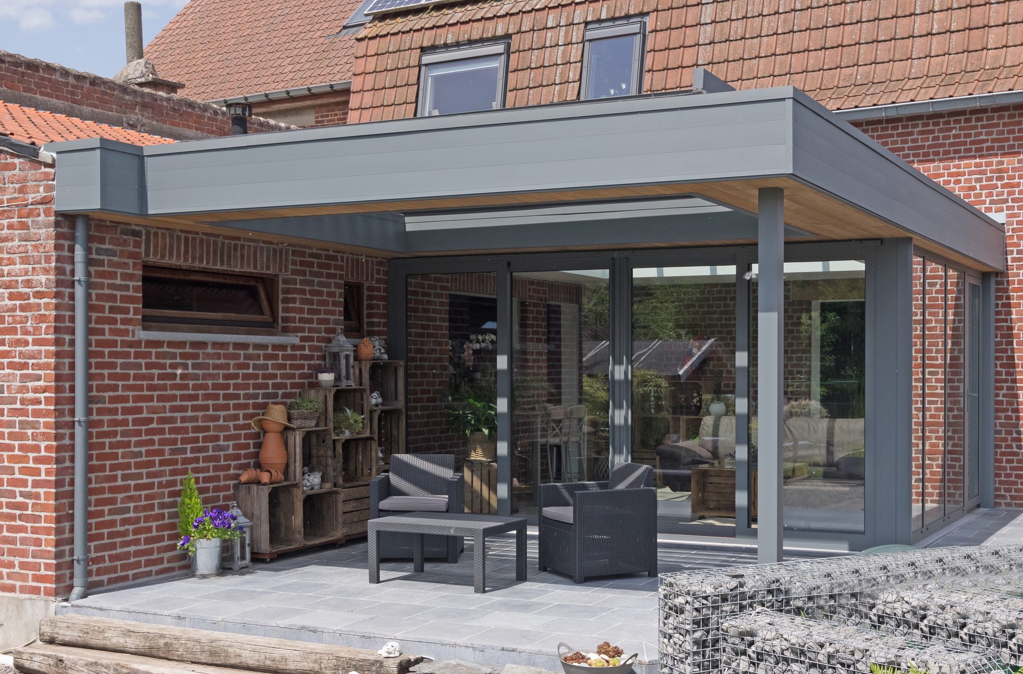 Moderne veranda met pergola