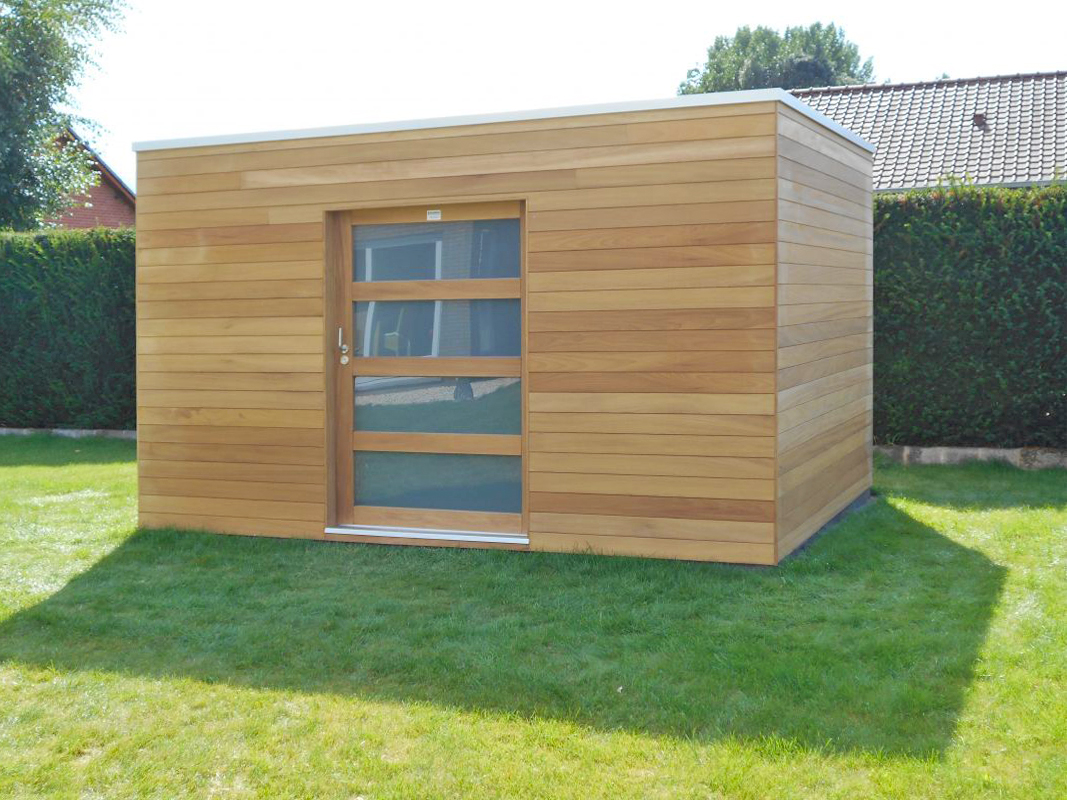Modern Cube tuinhuis met schuifdeur in irokohout