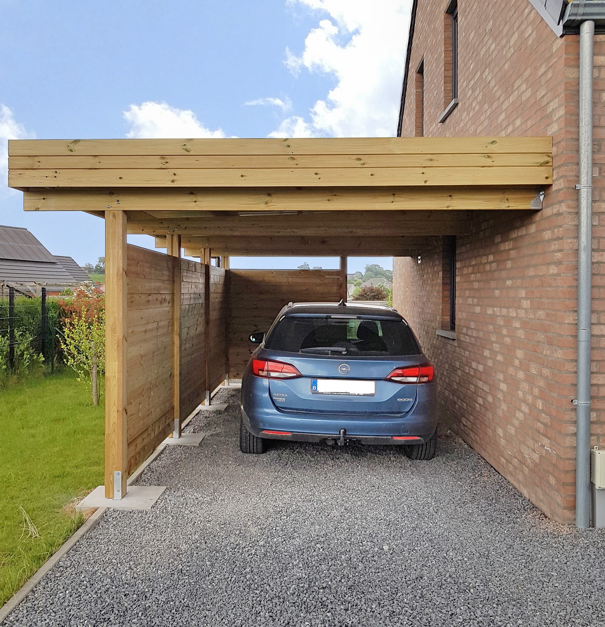 Aangebouwde houten carport