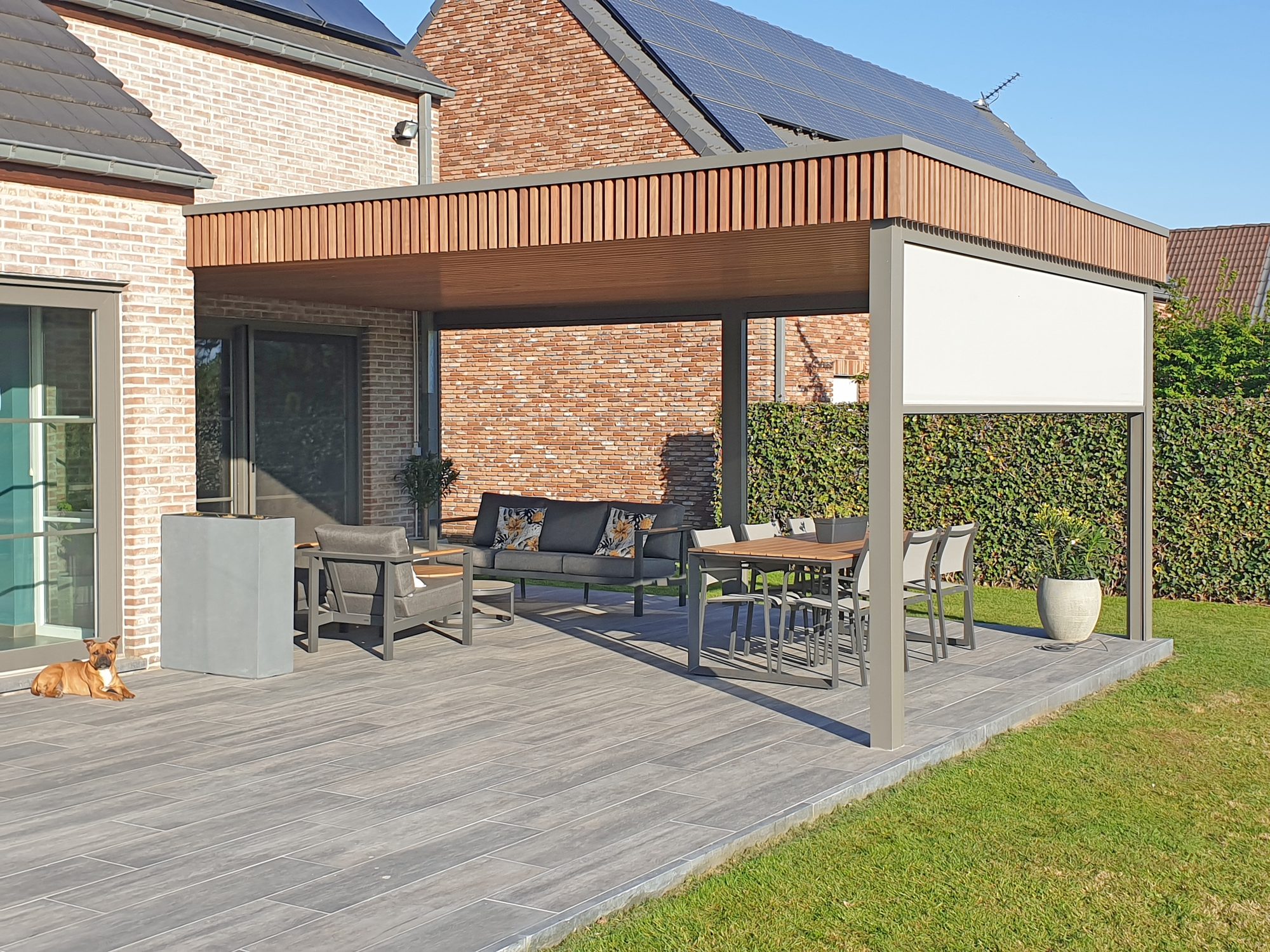 Moderne pergola met screens