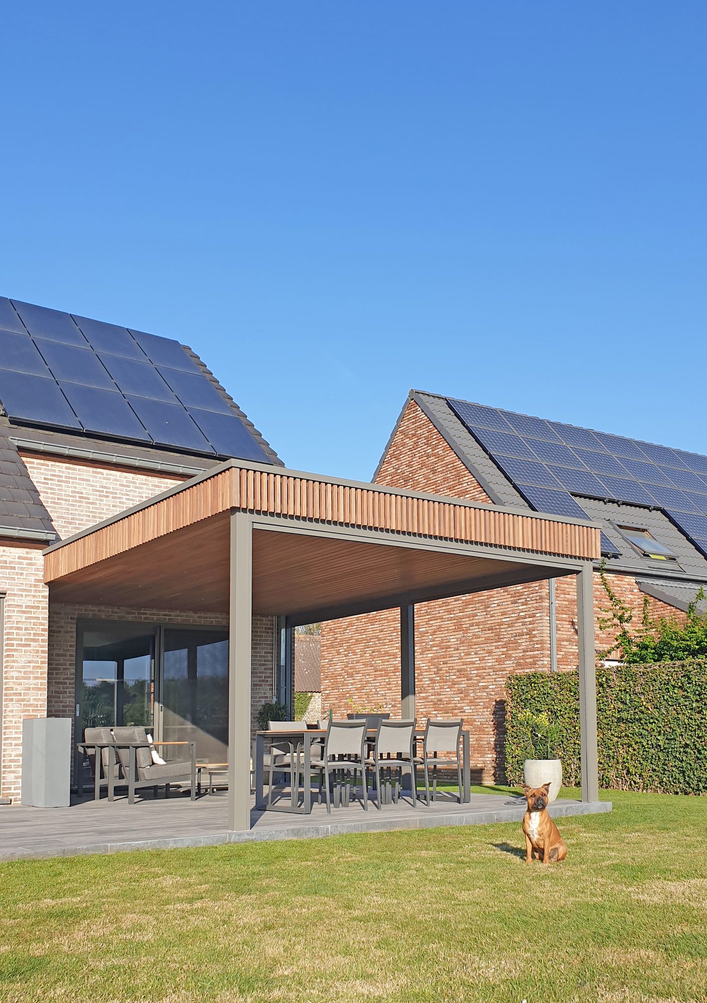 Moderne terrasoverkapping met hout en aluminium