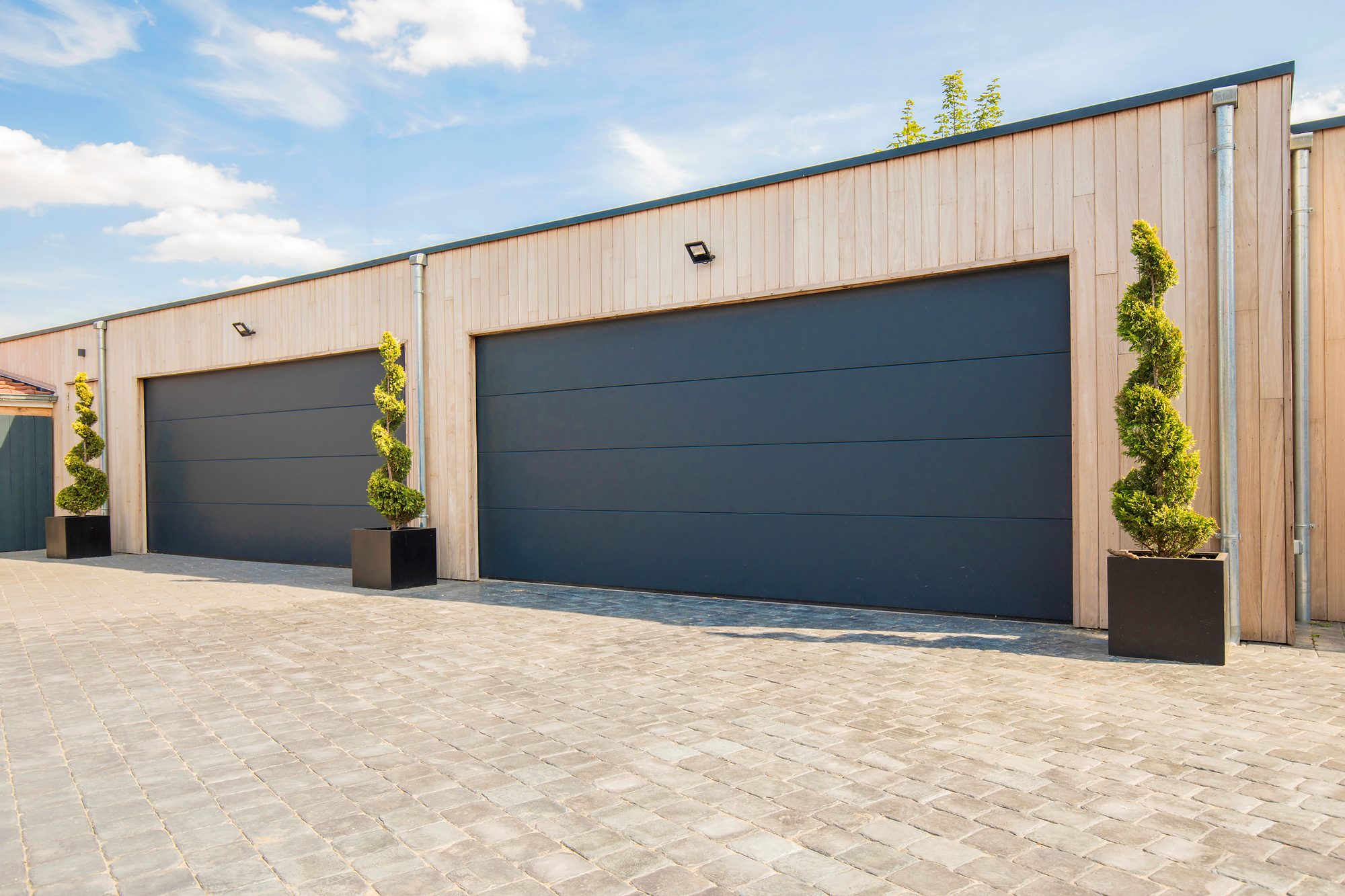 Garage adossé avec portes sectionnelles