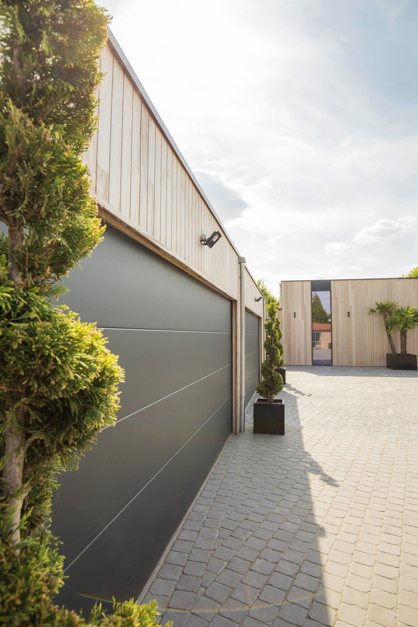 Garage en bois avec porte sectionnelle