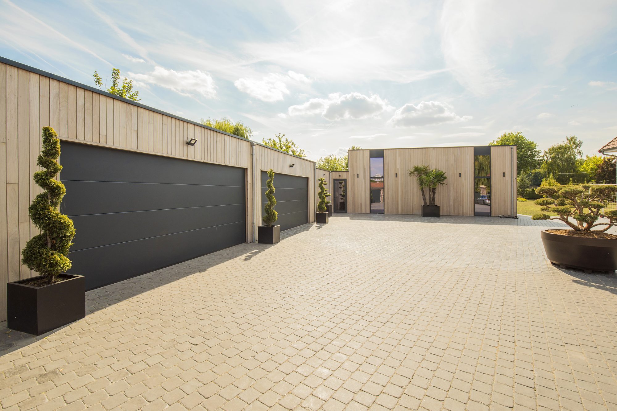 Double garage moderne en bois iroko