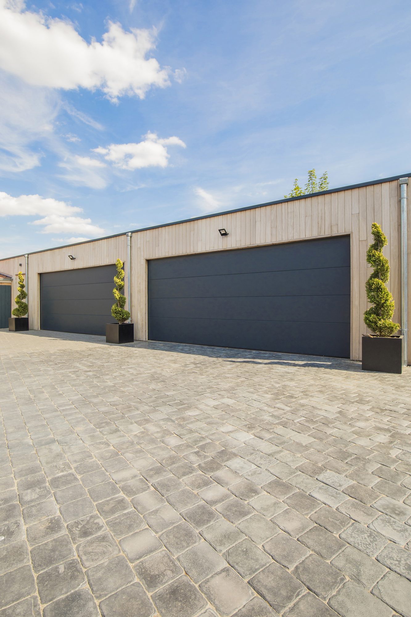 Deux garages en bois avec portes automatiques