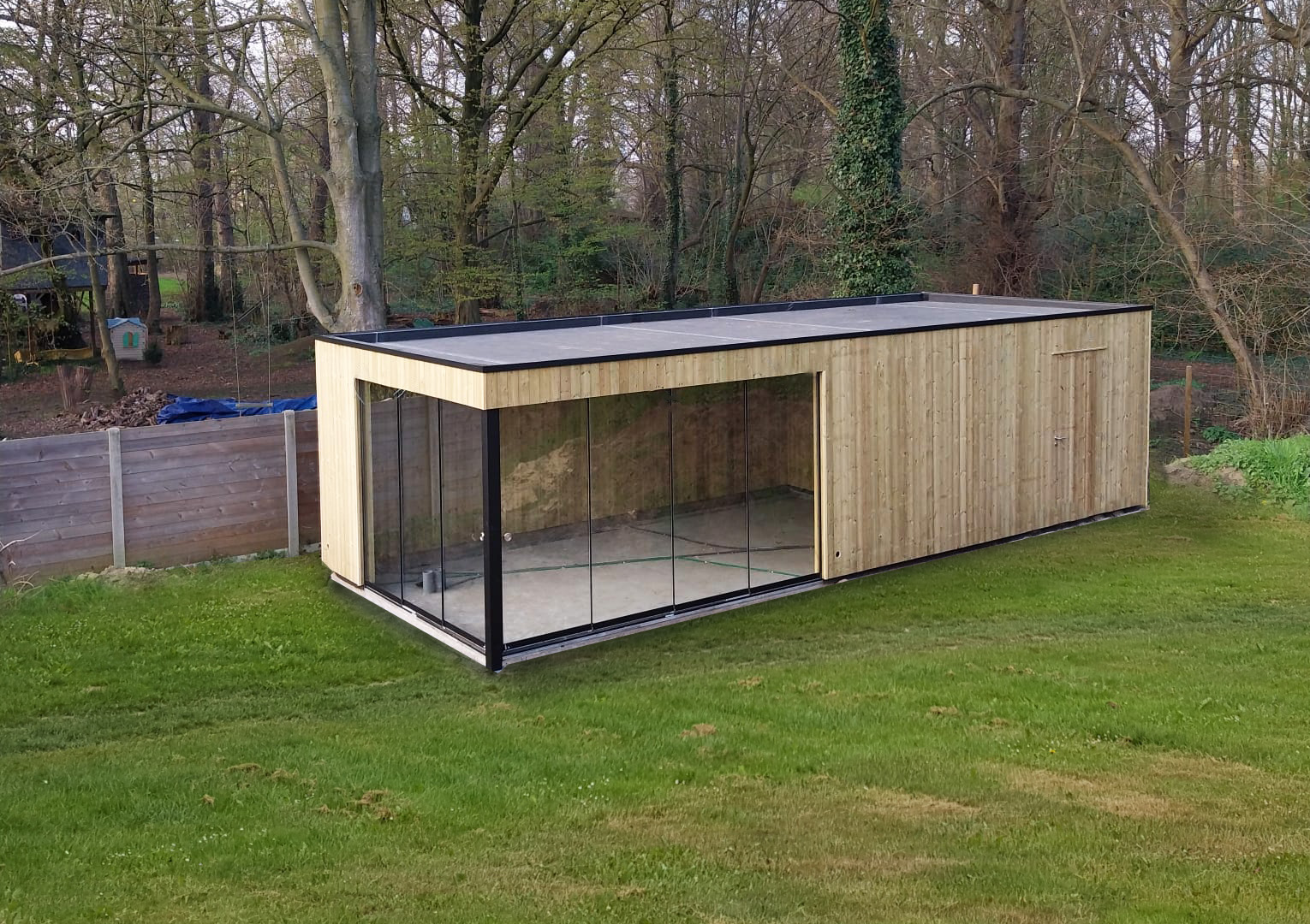 Tuinhuis met gesloten overkapping