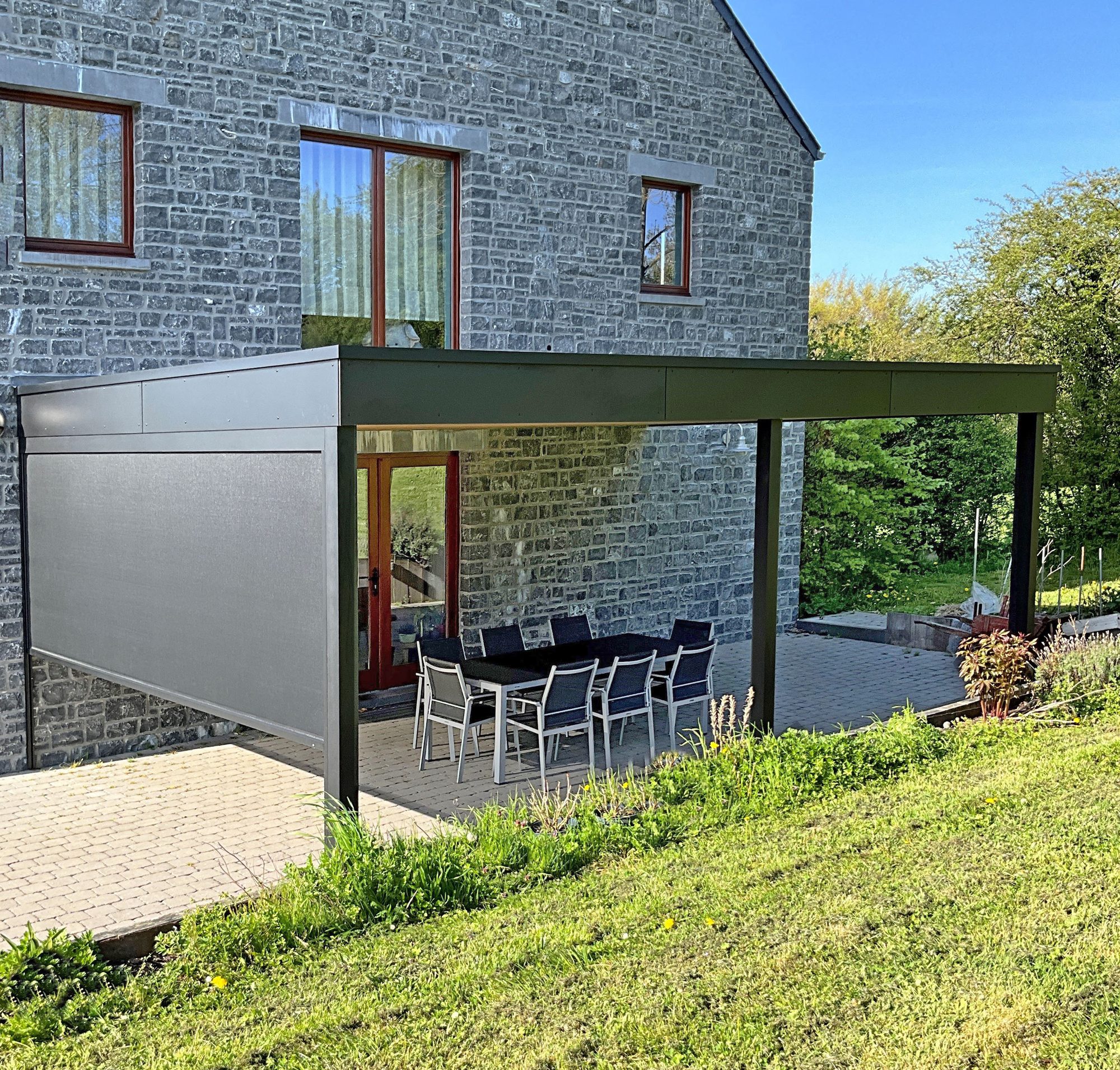 Moderne pergola met Trespa en screen