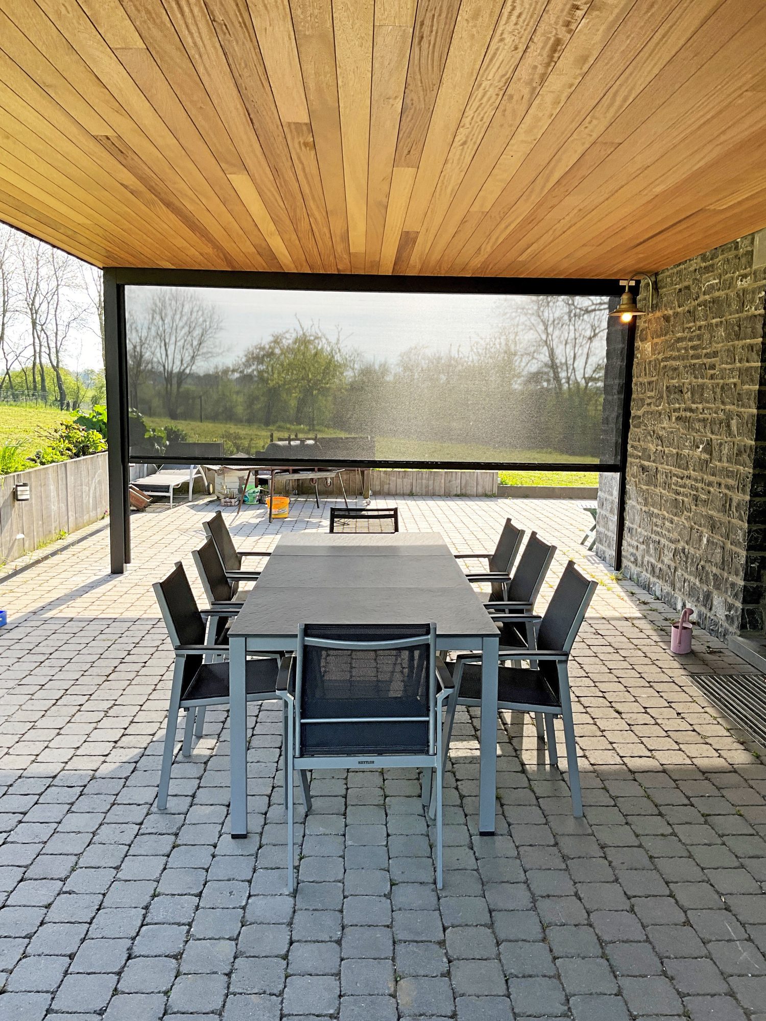 Terrasoverkapping met houten plafond en zonnescherm