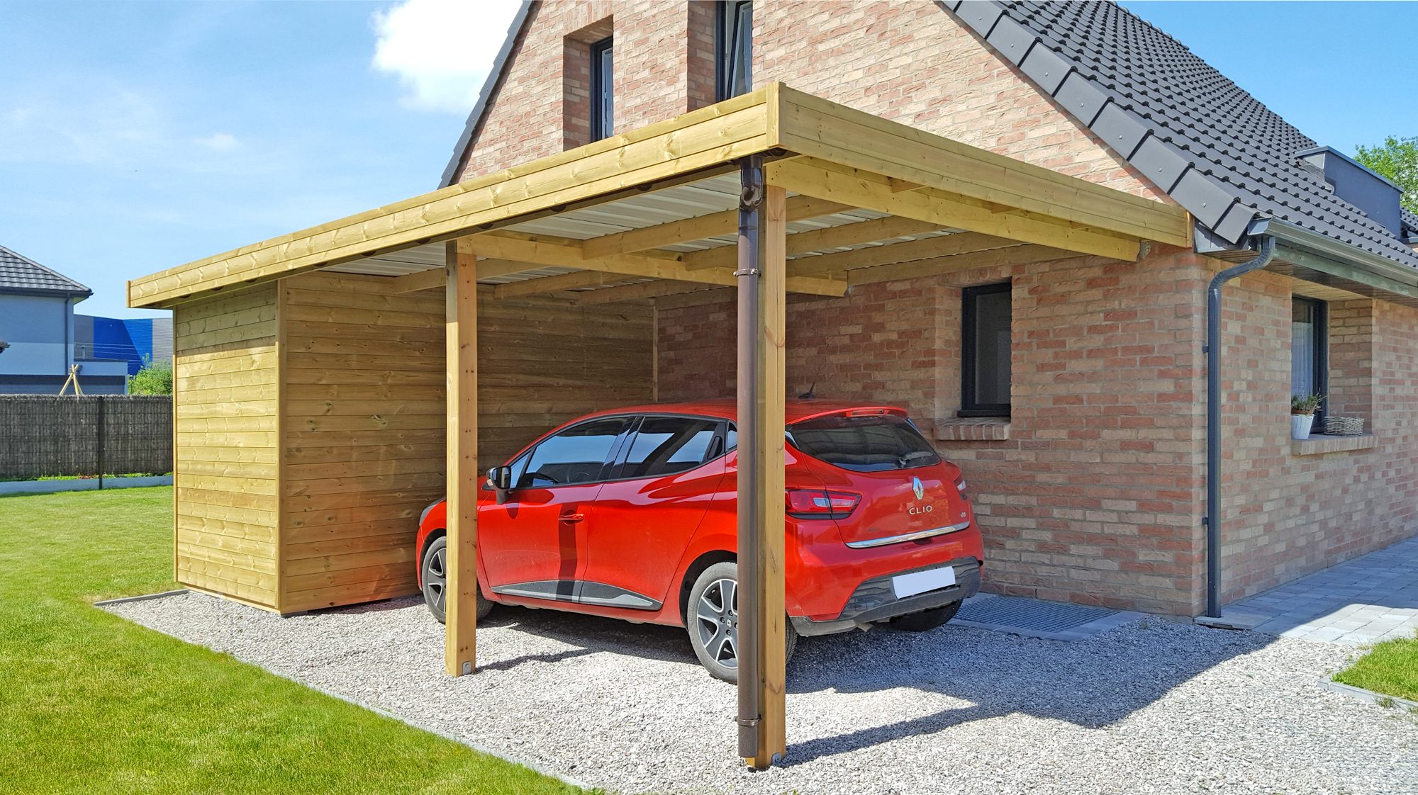 Carport en bois adossé avec débarras