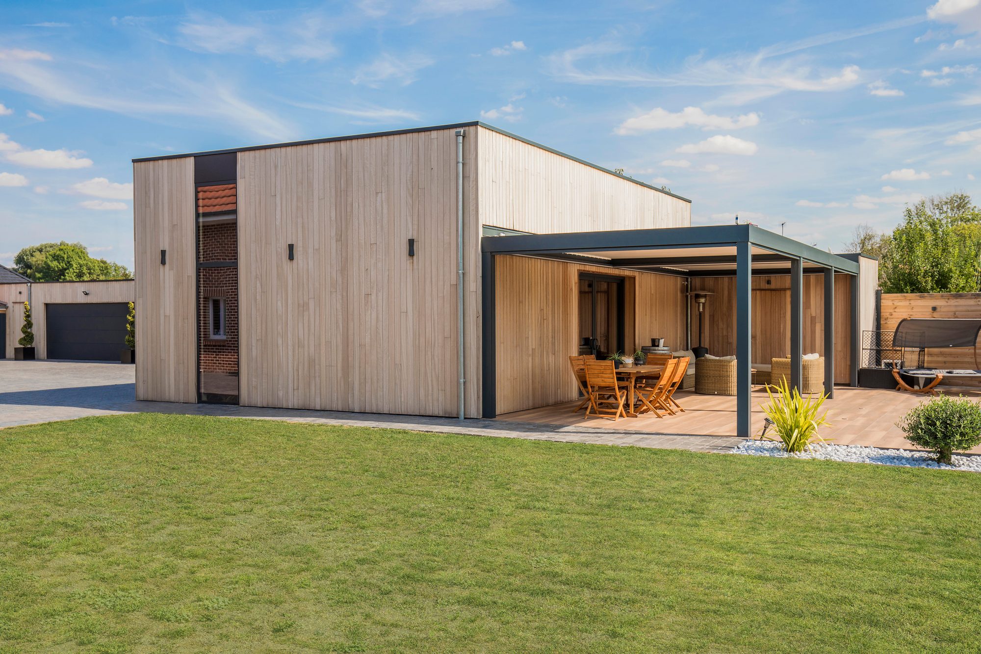 Extension en bois avec pergola bioclimatique