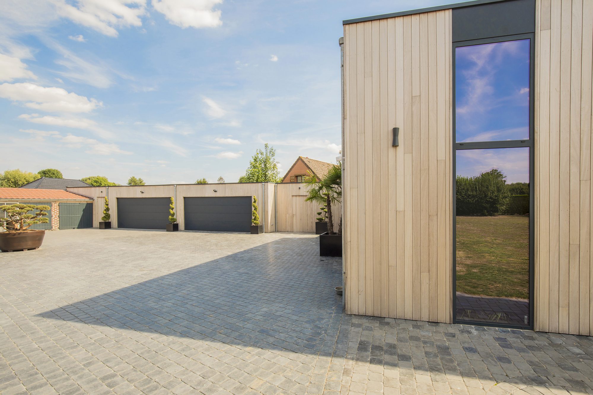Bâtiment en bois avec garages