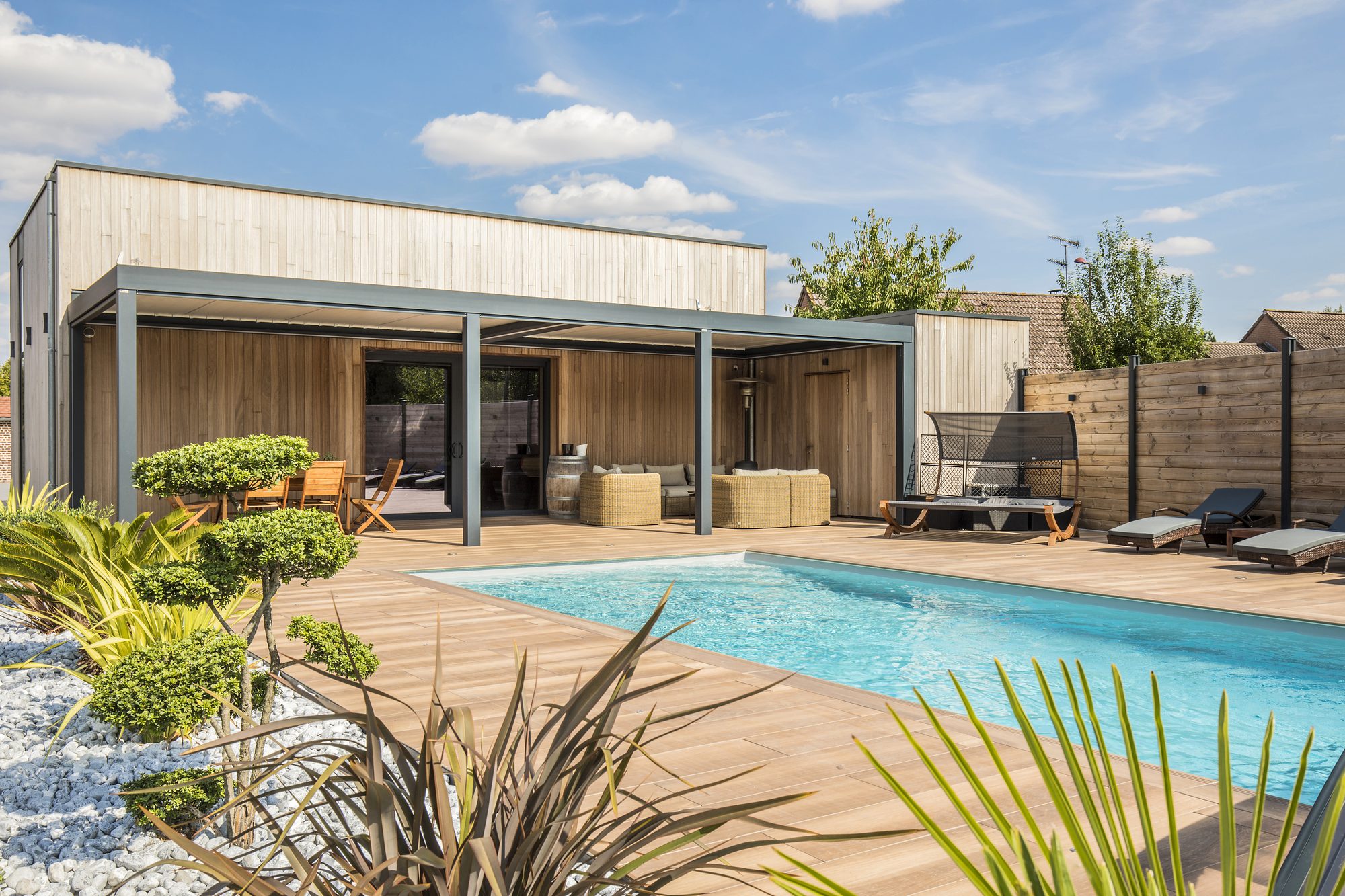 Pool house en bois avec pergola bioclimatique