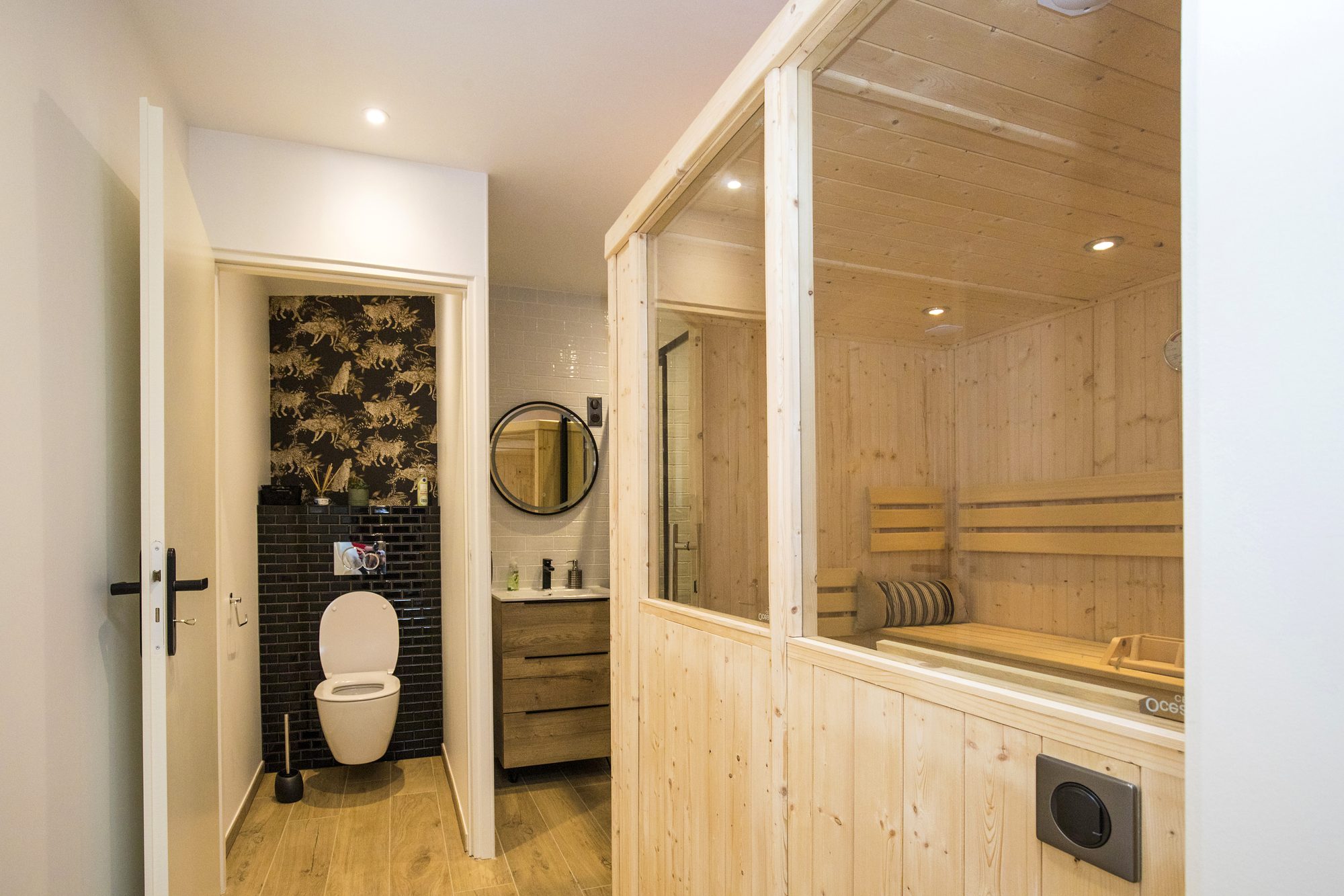 Toilettes et sauna dans une extension