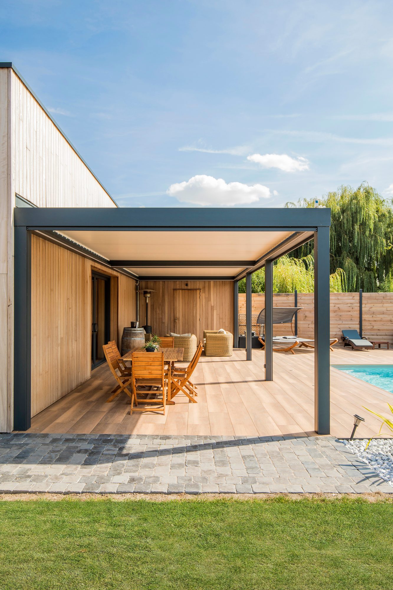 Pergola bioclimatique pool house