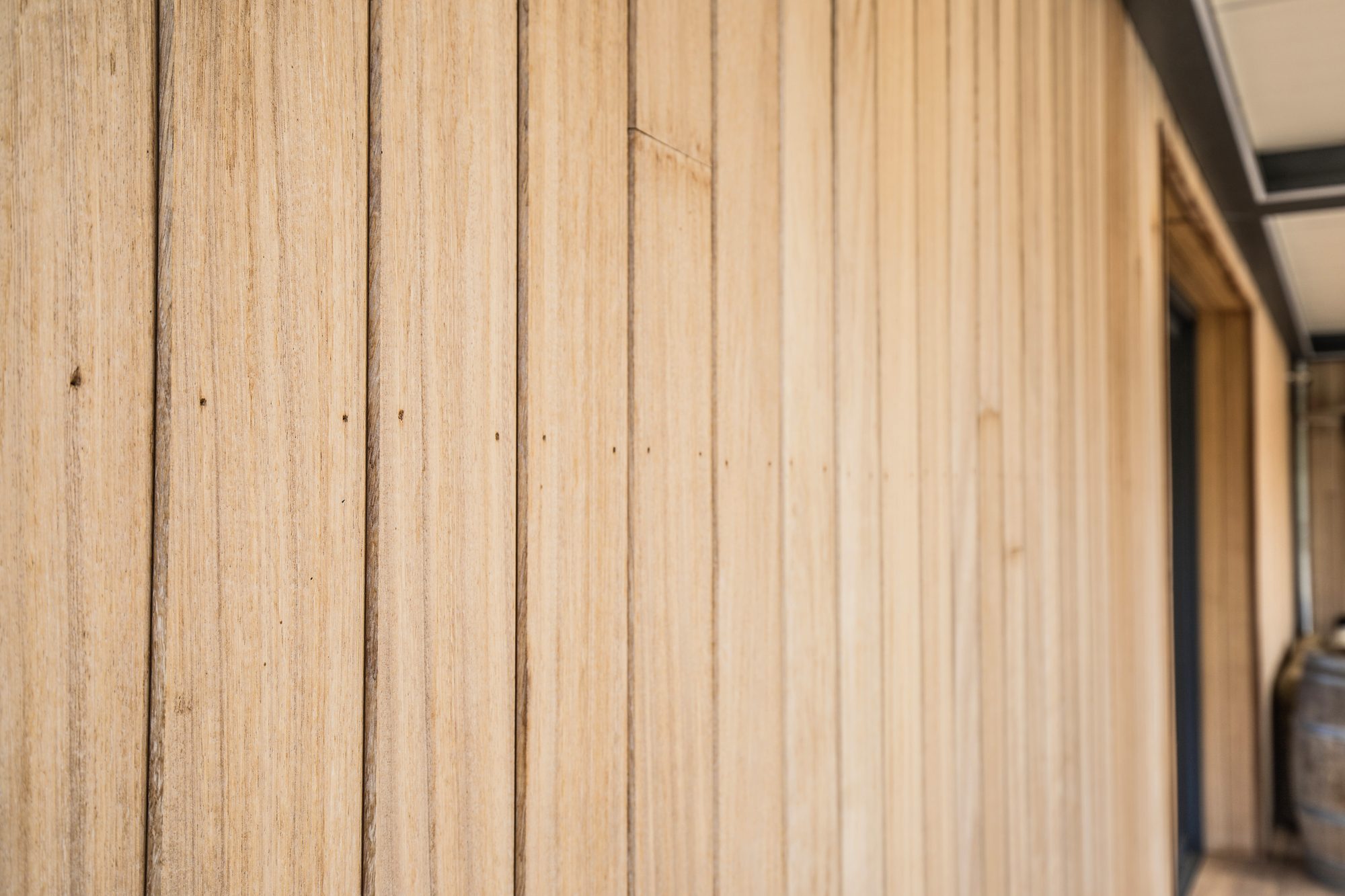 Revêtement en iroko d'un pool house en bois