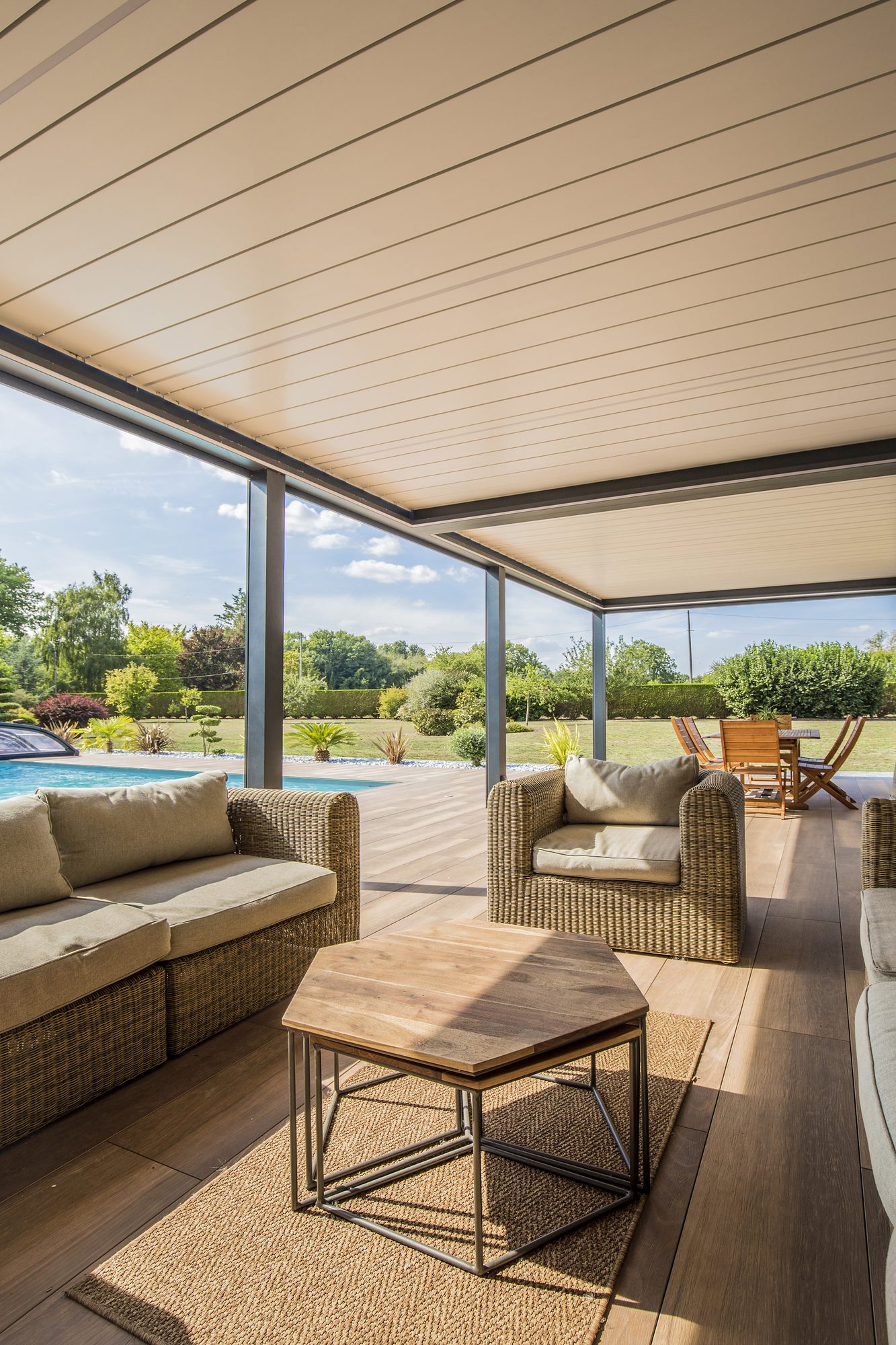 Couverture de terrasse avec toit à lamelles