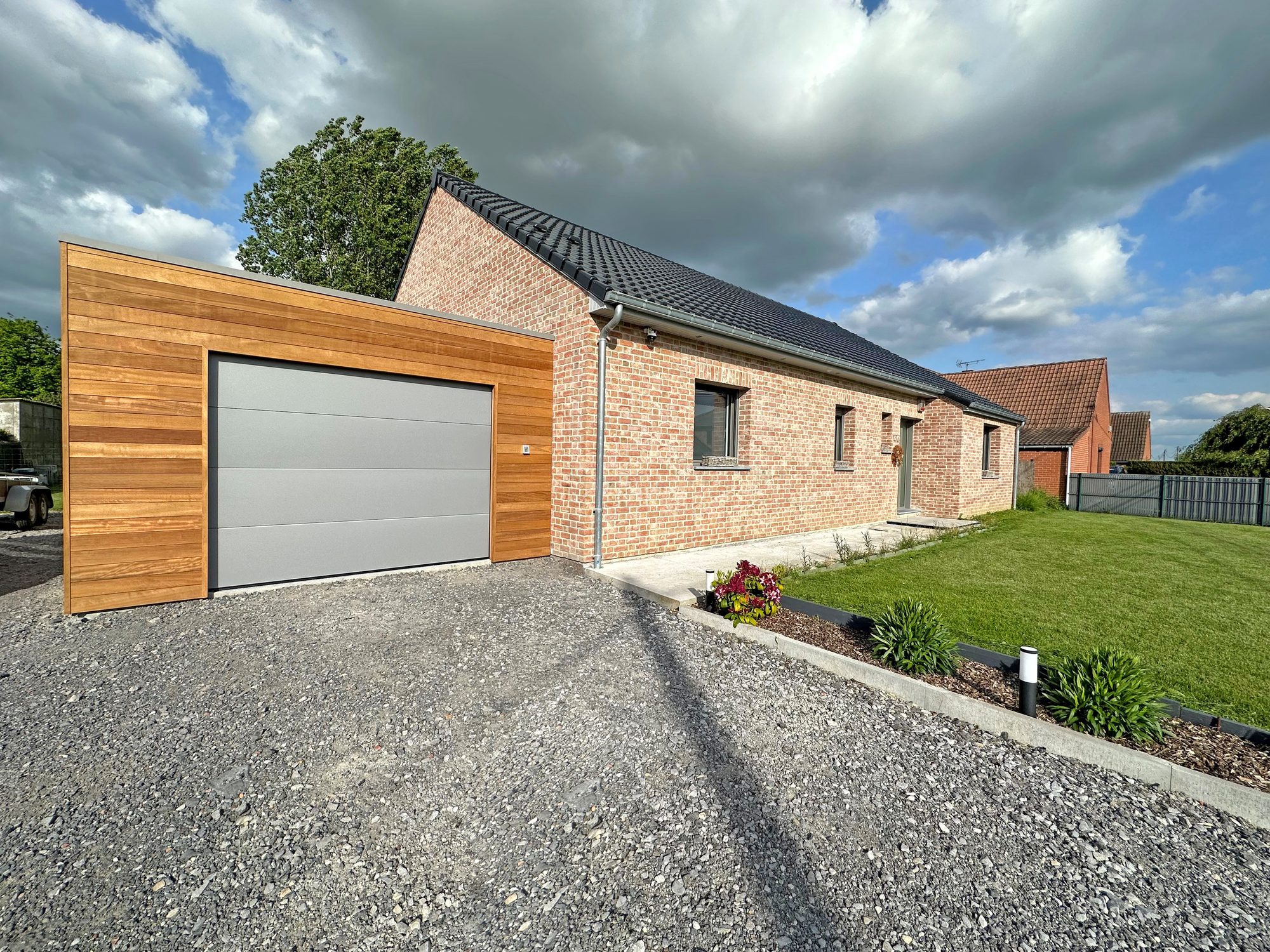 Garage attenant en bois avec porte sectionnelle