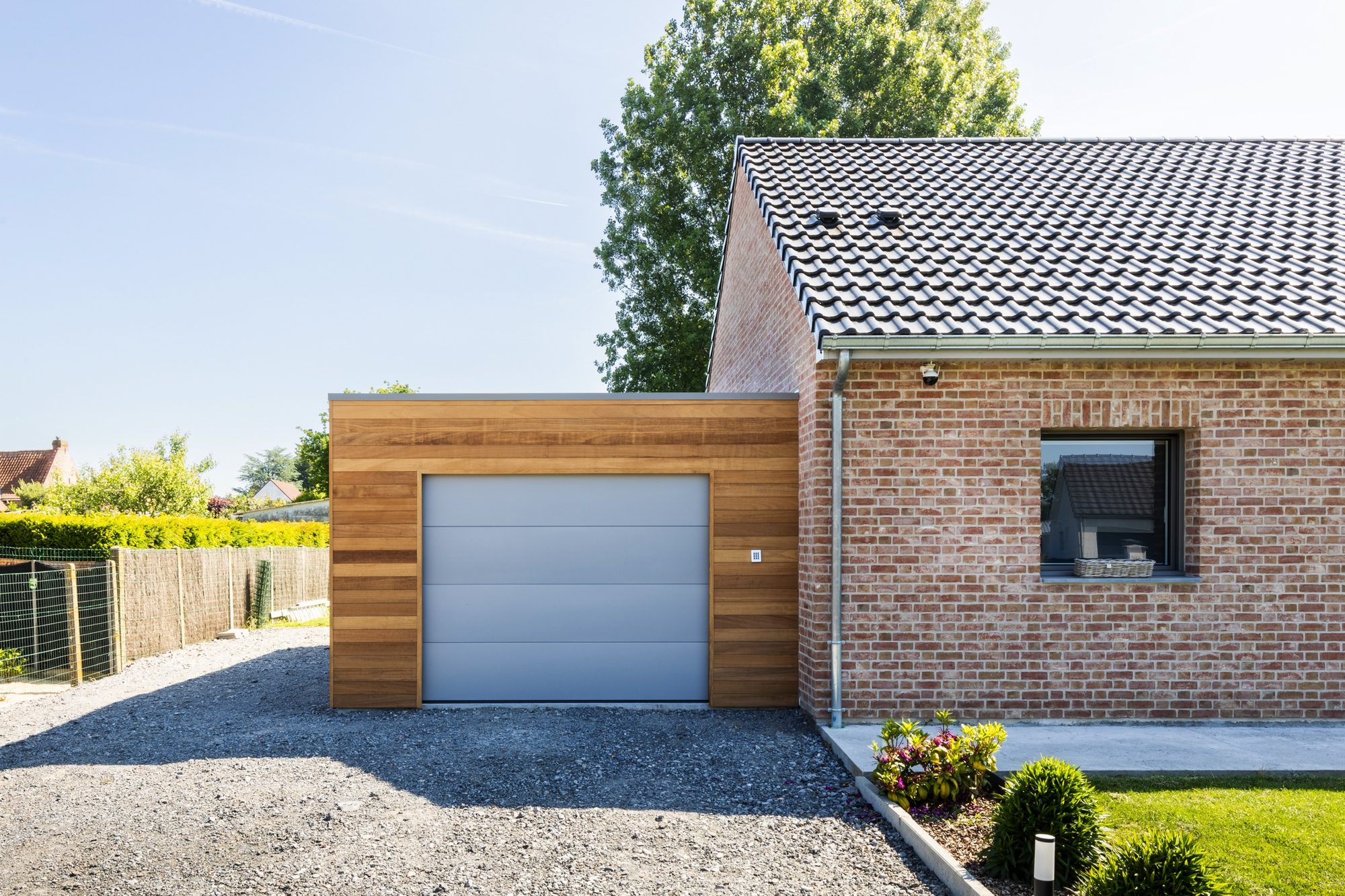 Garage adossé avec porte sectionnelle