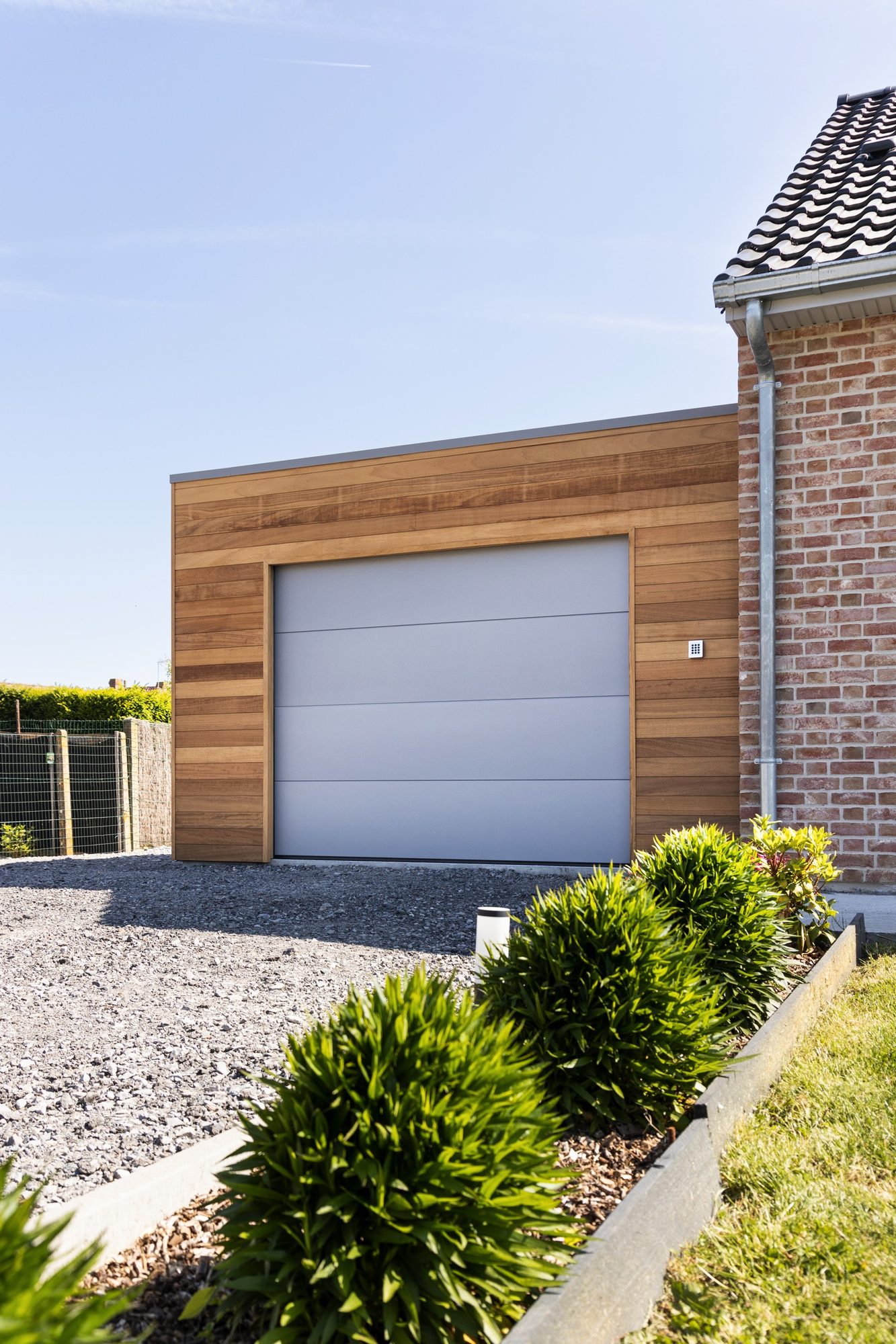 Garage en bois avec porte sectionnelle