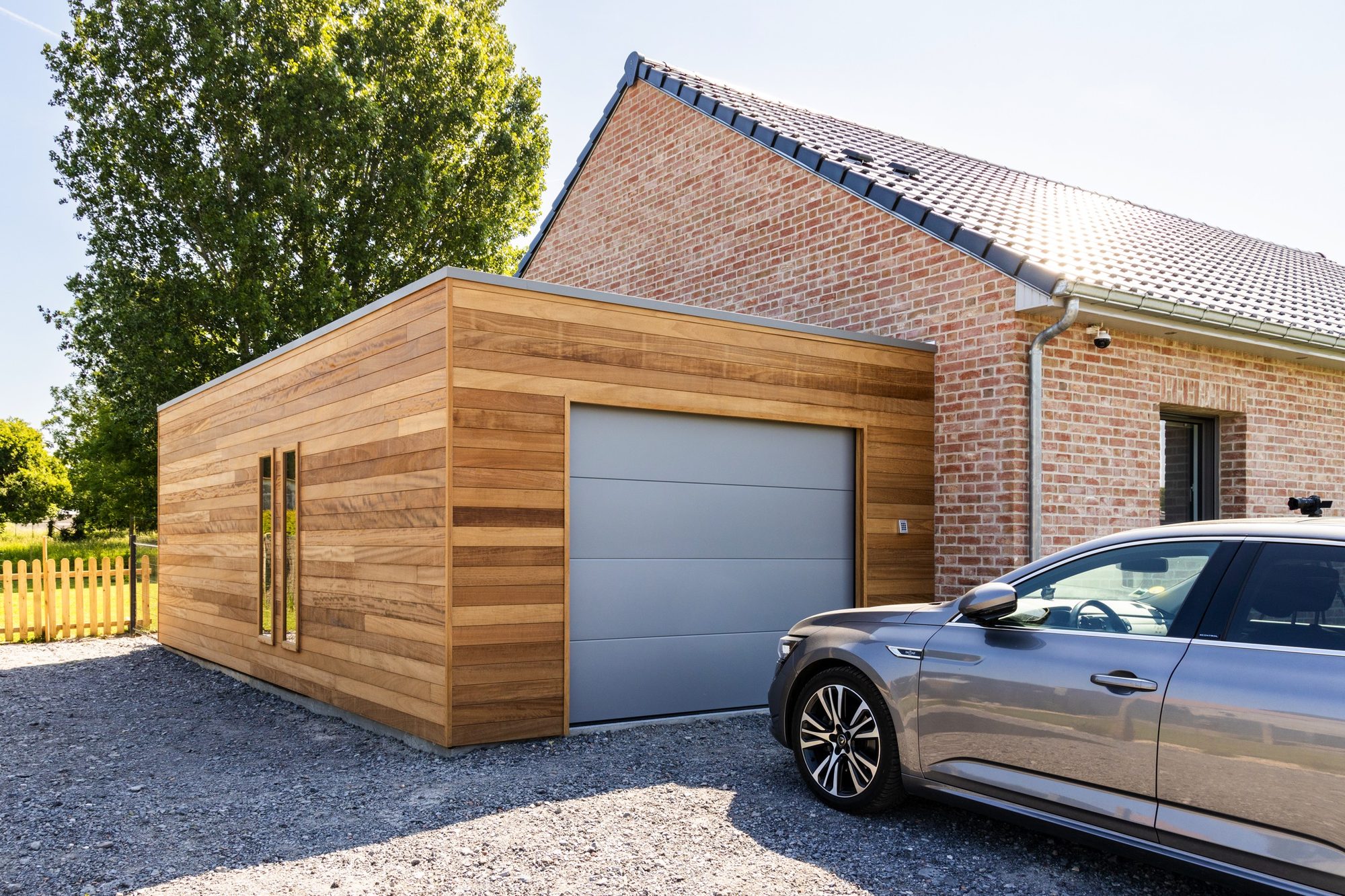 Garage en bois attenant avec porte sectionnelle