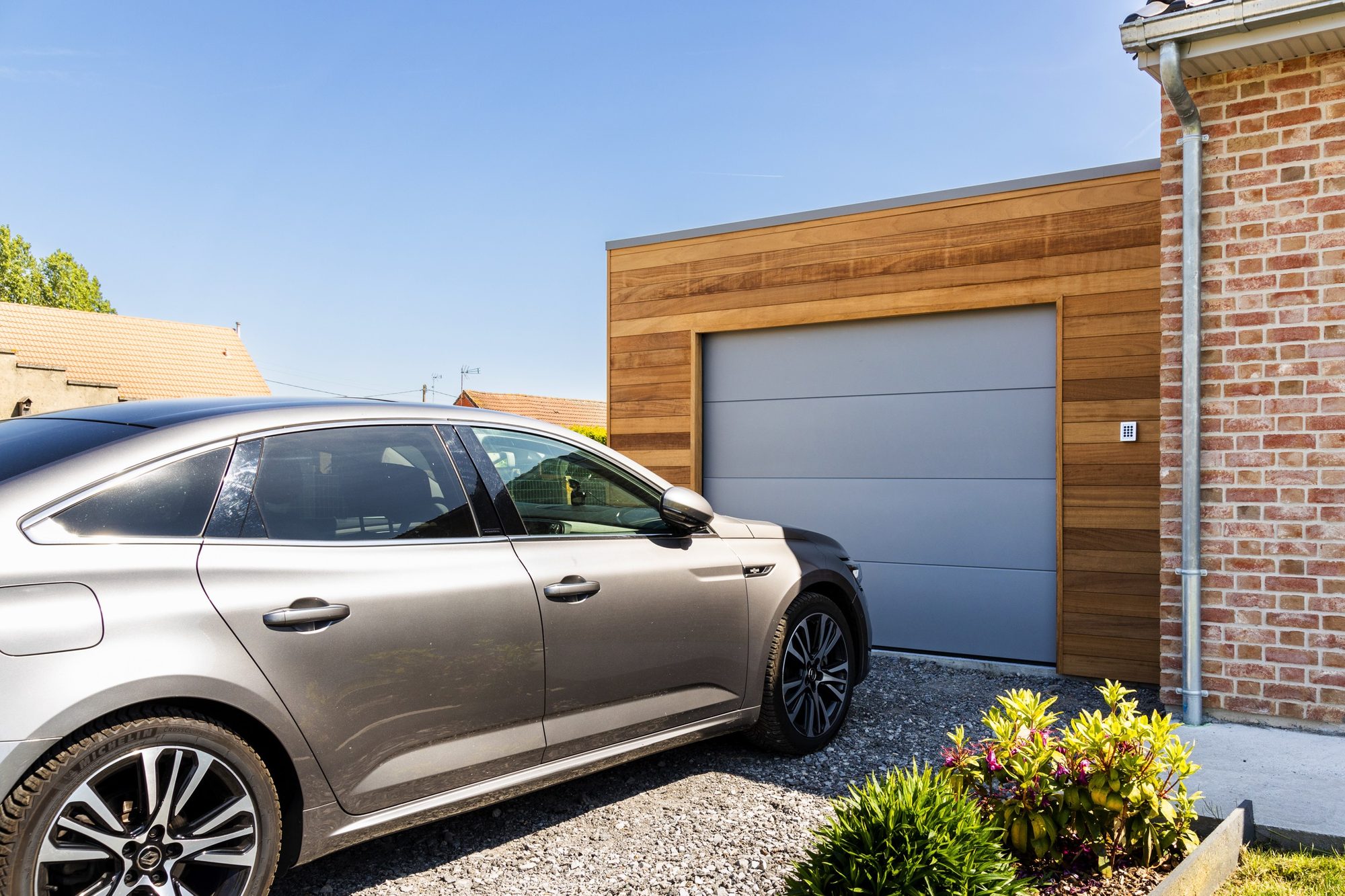 Garage moderne adossé à la maison