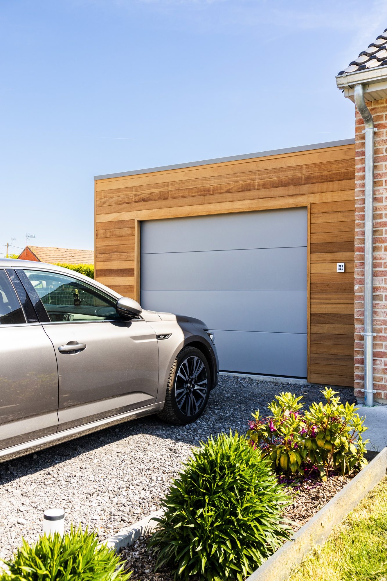 Garage en bois attenant à la maison