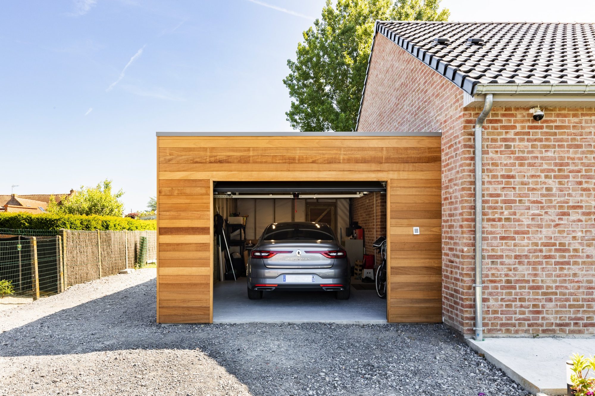 Garage moderne adossé en bois