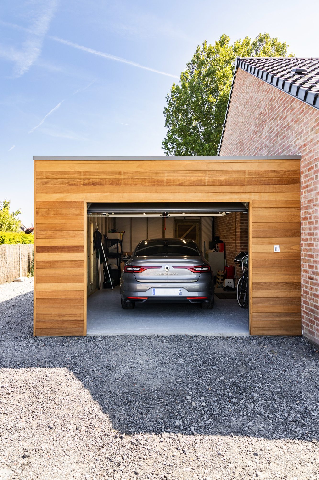 Garage en bois iroko avec porte sectionnelle