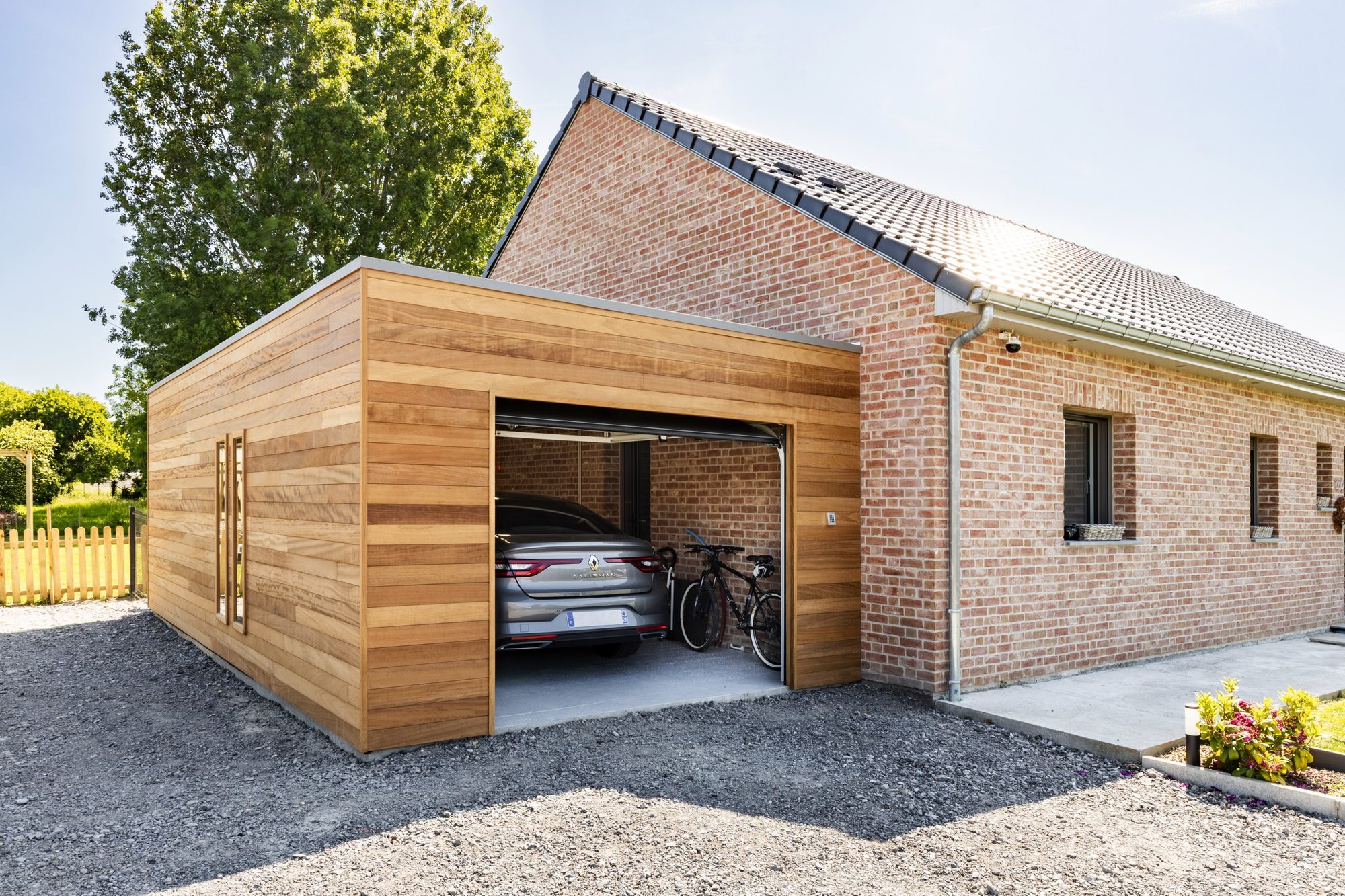 Garage en bois adossé