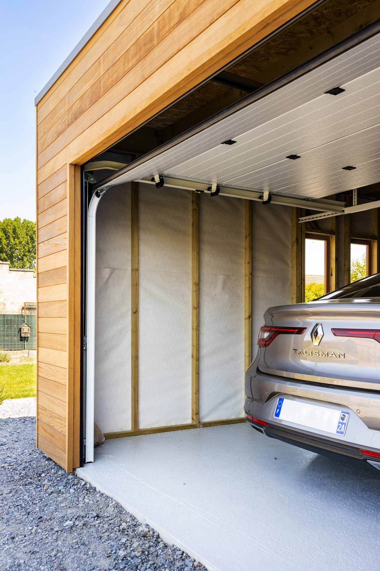 Garage en bois avec porte sectionnelle