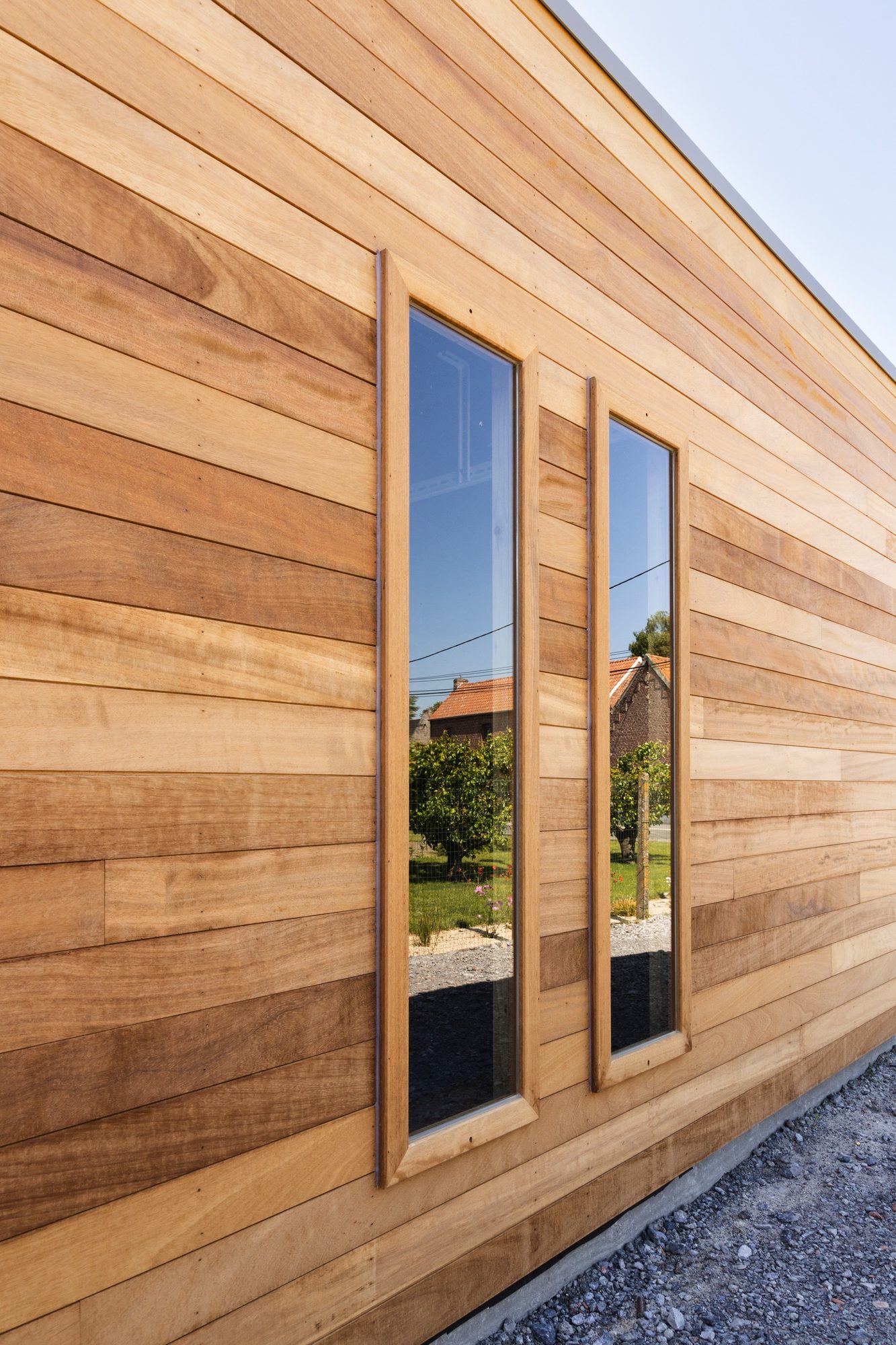 garage en bois avec deux fenêtres fixes