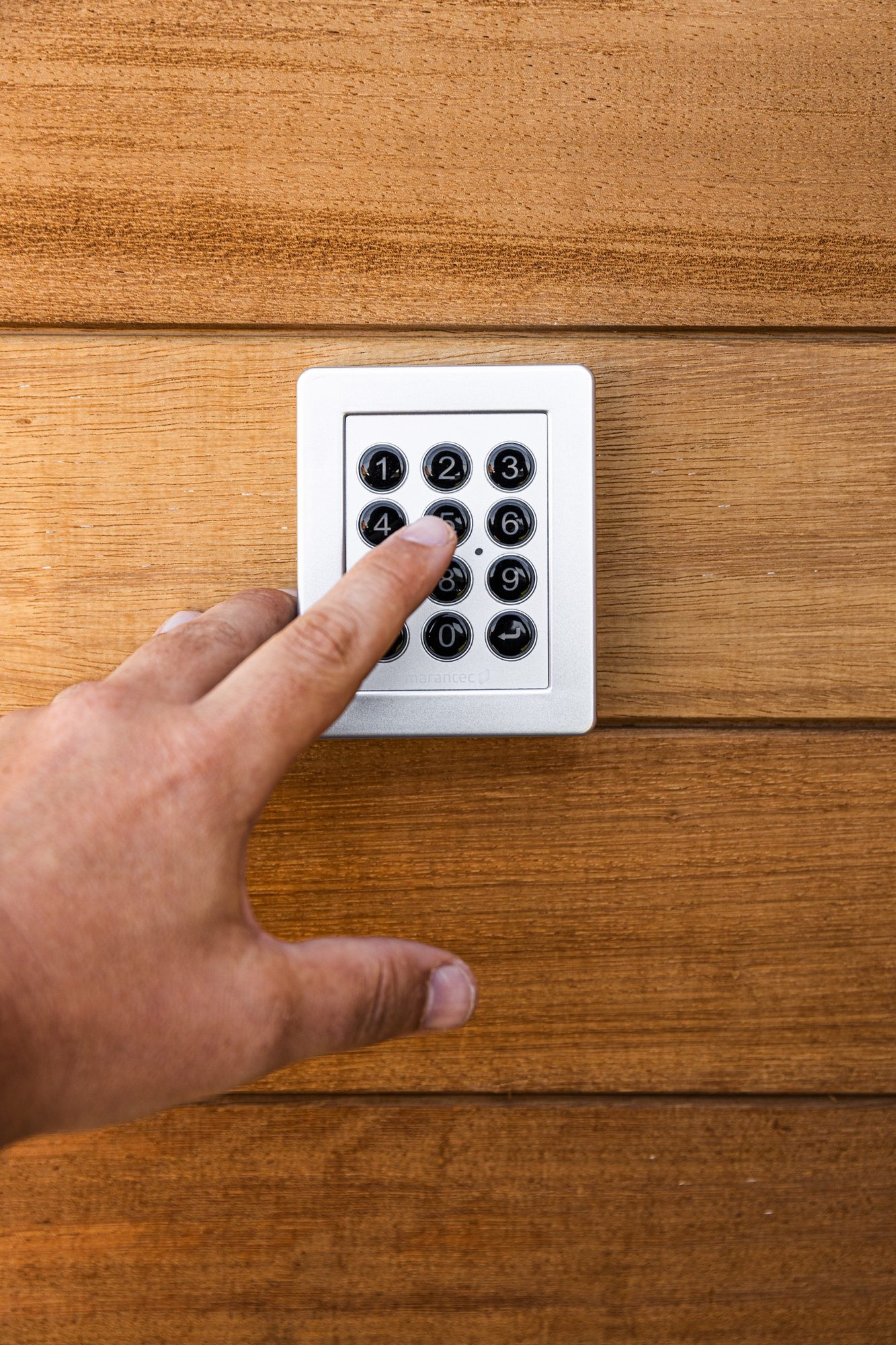clavier à code porte sectionnelle garage en bois