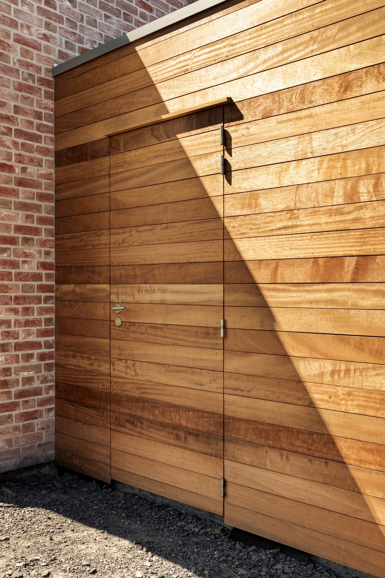 Porte pleine en bois d'un garage