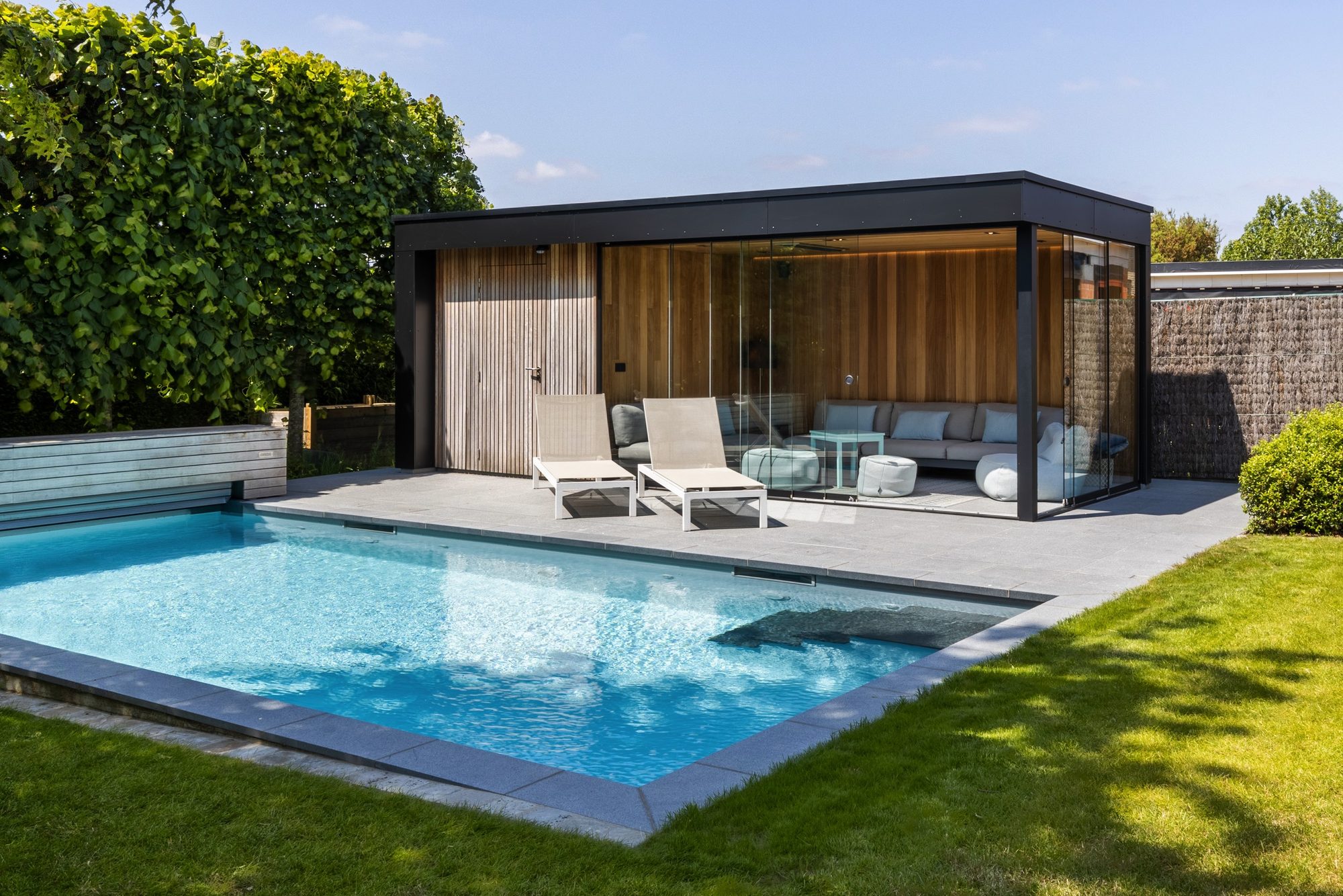 Poolhouse met overkapping en berging